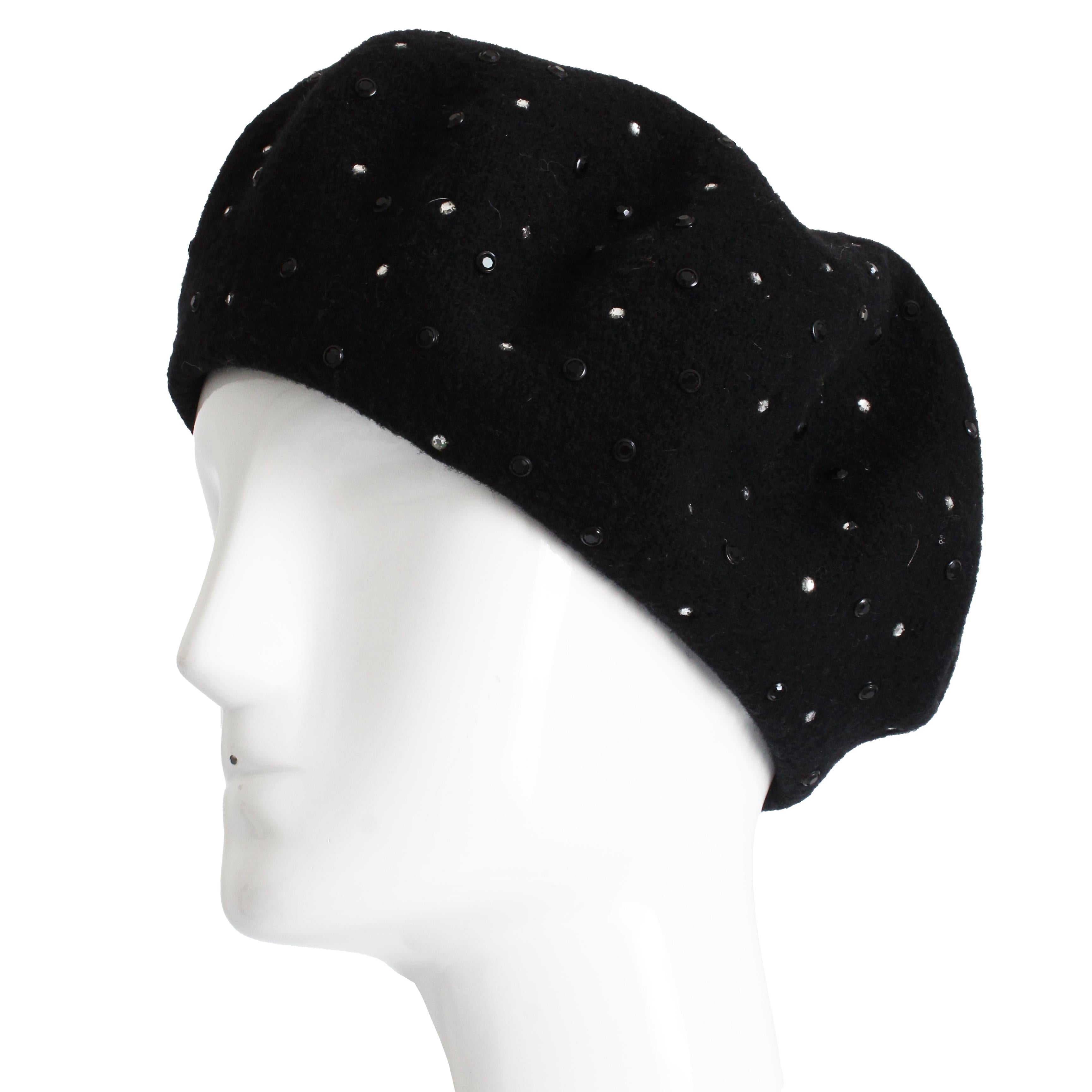 Sombrero estilo boina vintage de Norma Kamali, de segunda mano, probablemente fabricado en la década de 1980.  Hecho de lana de fieltro negra, tiene adornos de brillantes negros y transparentes por todas partes, ¡que brillan y centellean con cierta