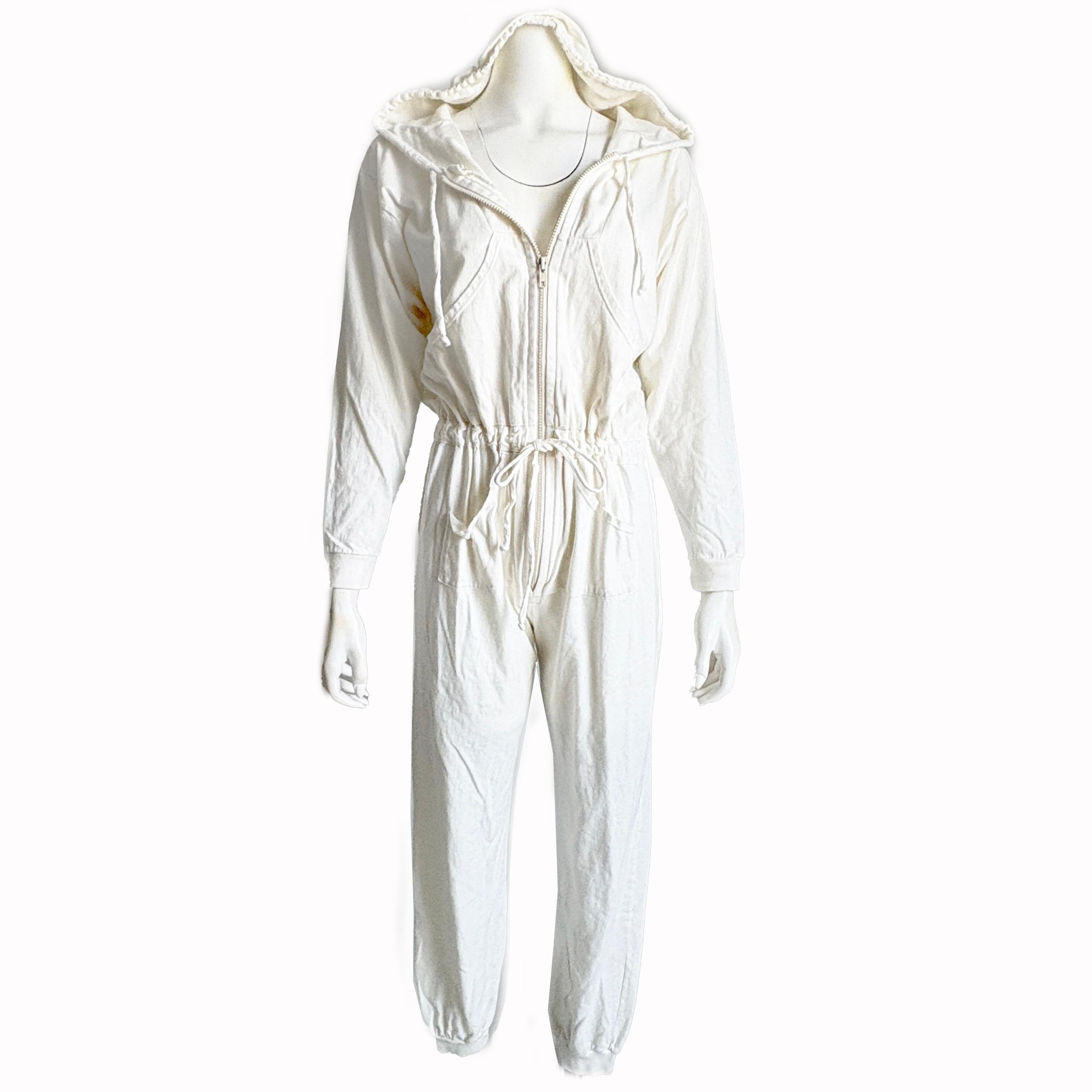 Tuta bianca con cappuccio, vintage, di proprietà, disegnata da Norma Kamali per la sua linea OMO, probabilmente nei primi anni '90.  Realizzata in un tessuto di pile leggero e vaporoso (senza etichetta, sembra cotone), si chiude con una robusta