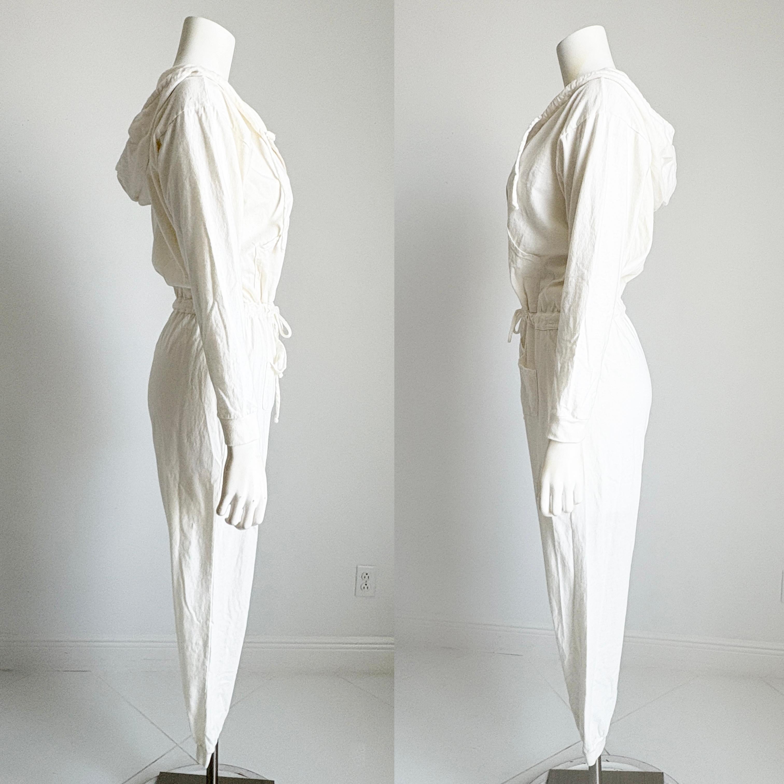 Donna OMO Norma Kamali Tuta con cappuccio in cotone bianco con coulisse in vita vintage anni '90 Sz M. in vendita