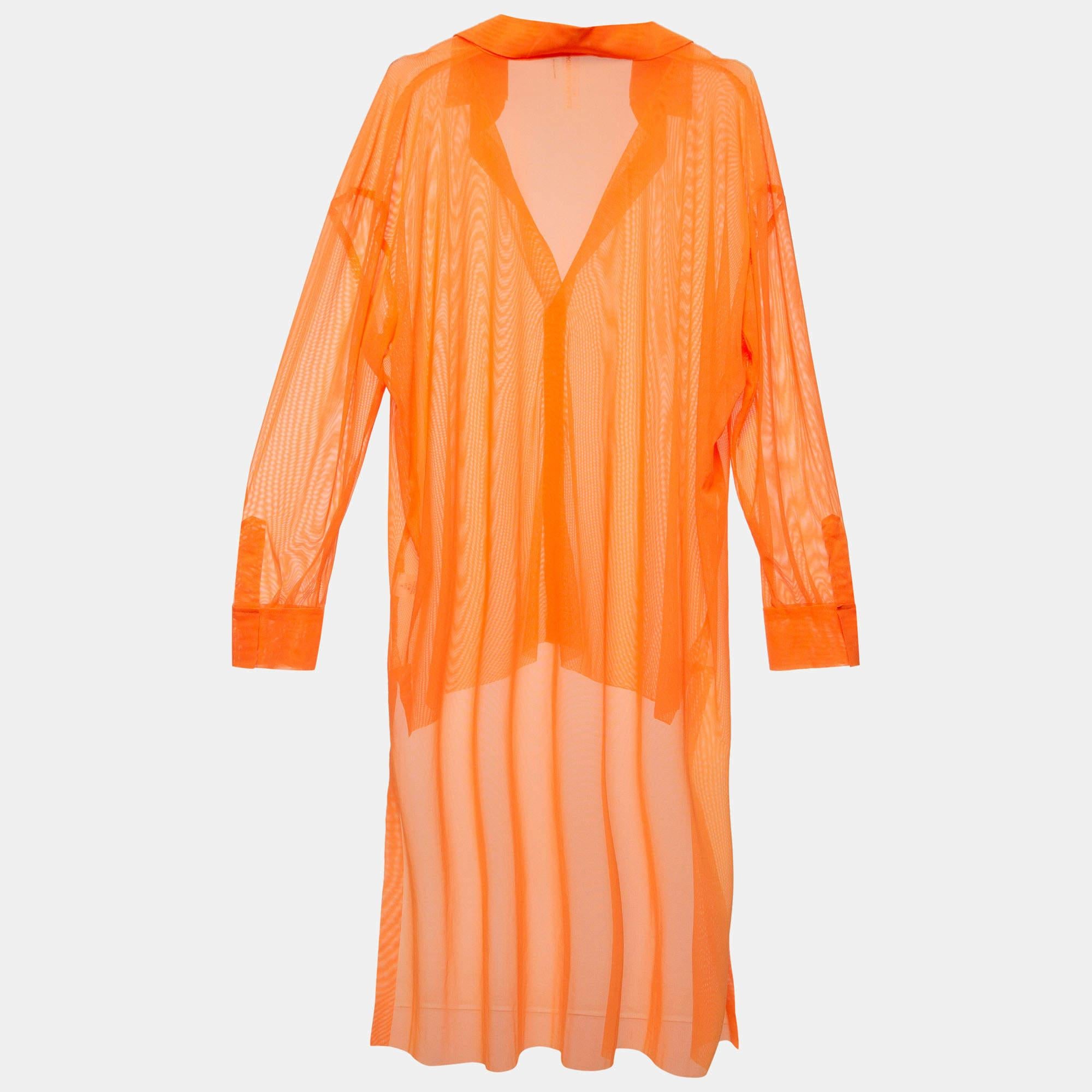 Das orangefarbene Hemd von Norma Kamali hat ein durchsichtiges Netzmuster, lange Ärmel und einen hochgeschlossenen Saum. Kombinieren Sie es mit einem Kleid darunter oder einem Top und Jeans.

