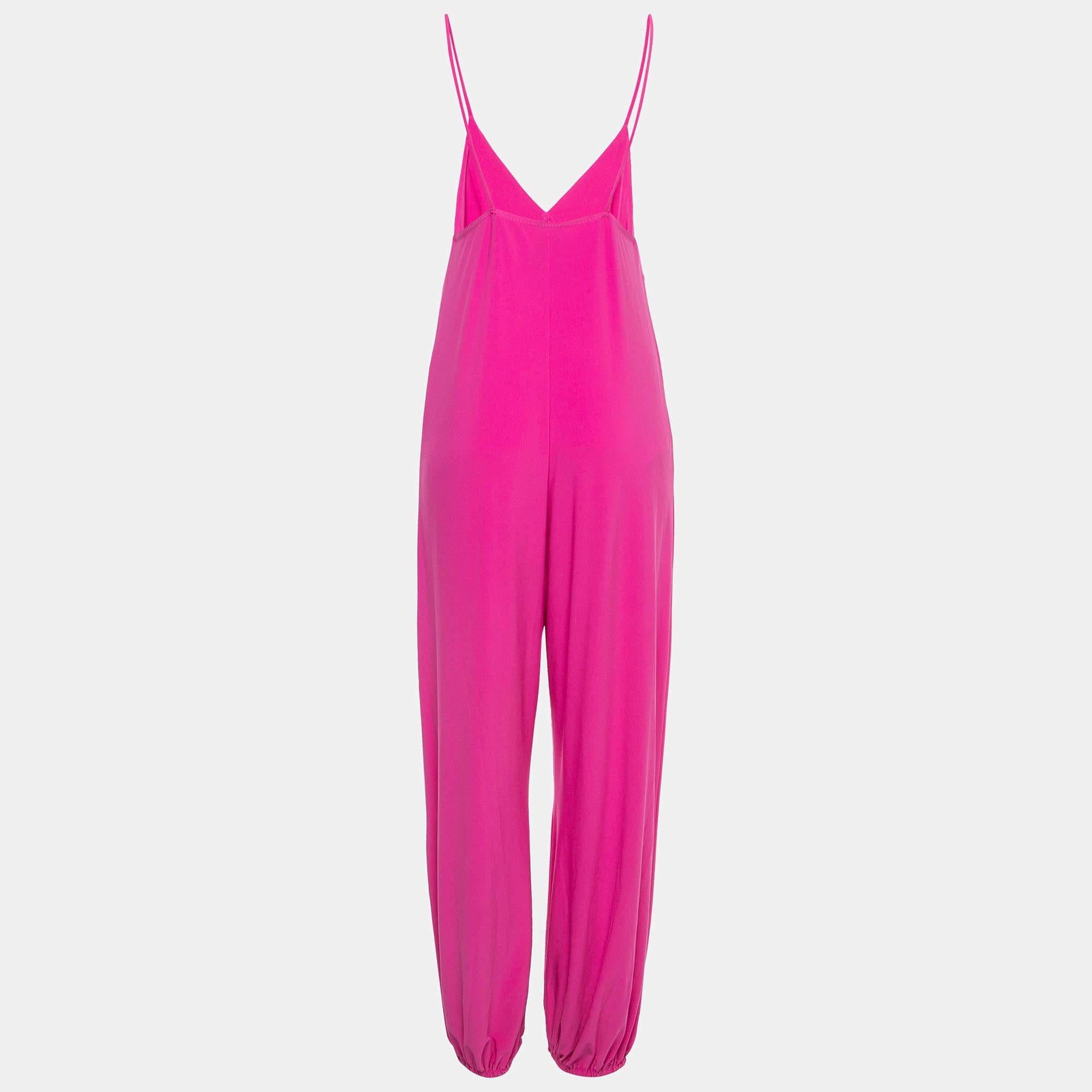 Aporte un toque de sofisticación y elegancia a su look llevando este mono. Un escote favorecedor, un tono con clase y detalles notables definen este mono. Póngaselo con tacones altos. Mono slip jog de una pieza, cuello de pico con tira fina de