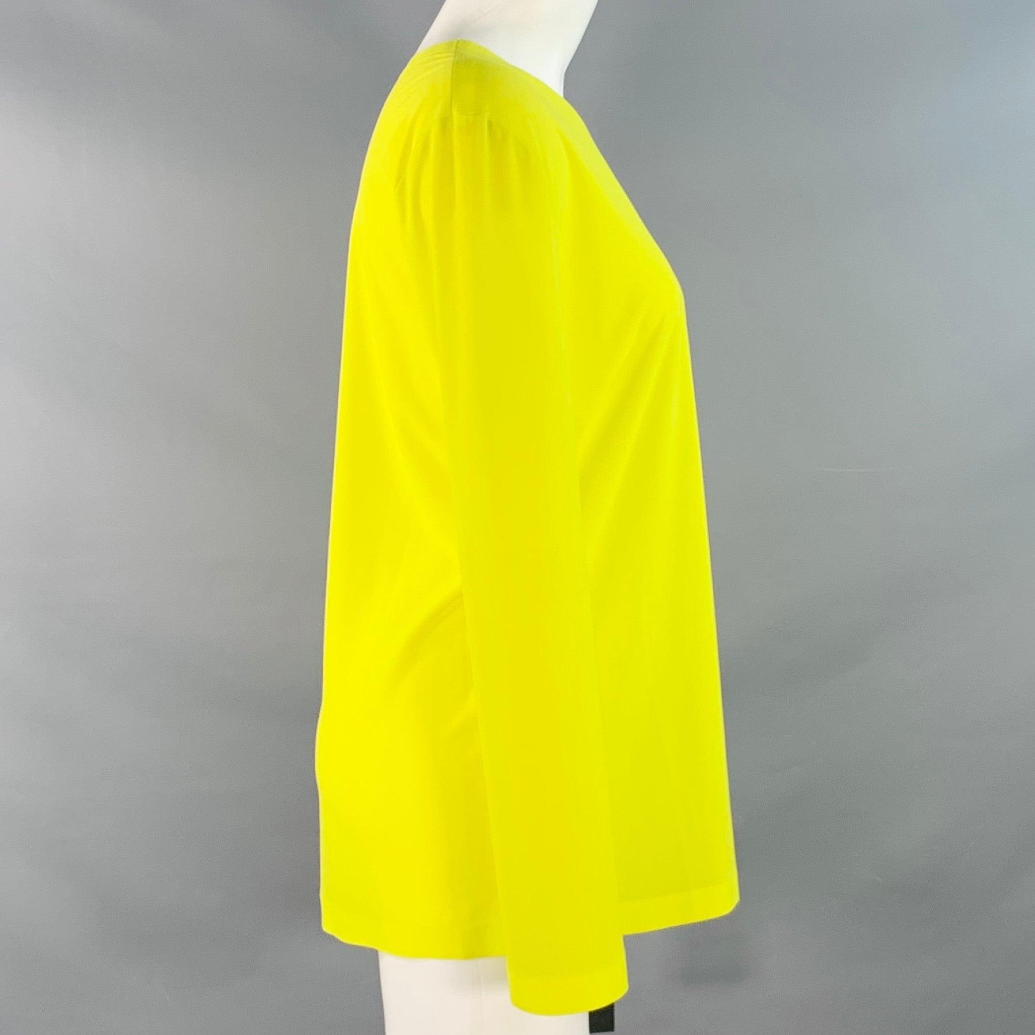 Top casual di Norma Kamali
in tessuto poliestere giallo neon, con maniche lunghe e girocollo. Made in USA.Ottime condizioni di usato con cartellino. Segni minori. 

Contrassegnato:   S 

Misure: 
 
Spalla: 16,5 pollici Busto: 38 pollici Maniche: 24