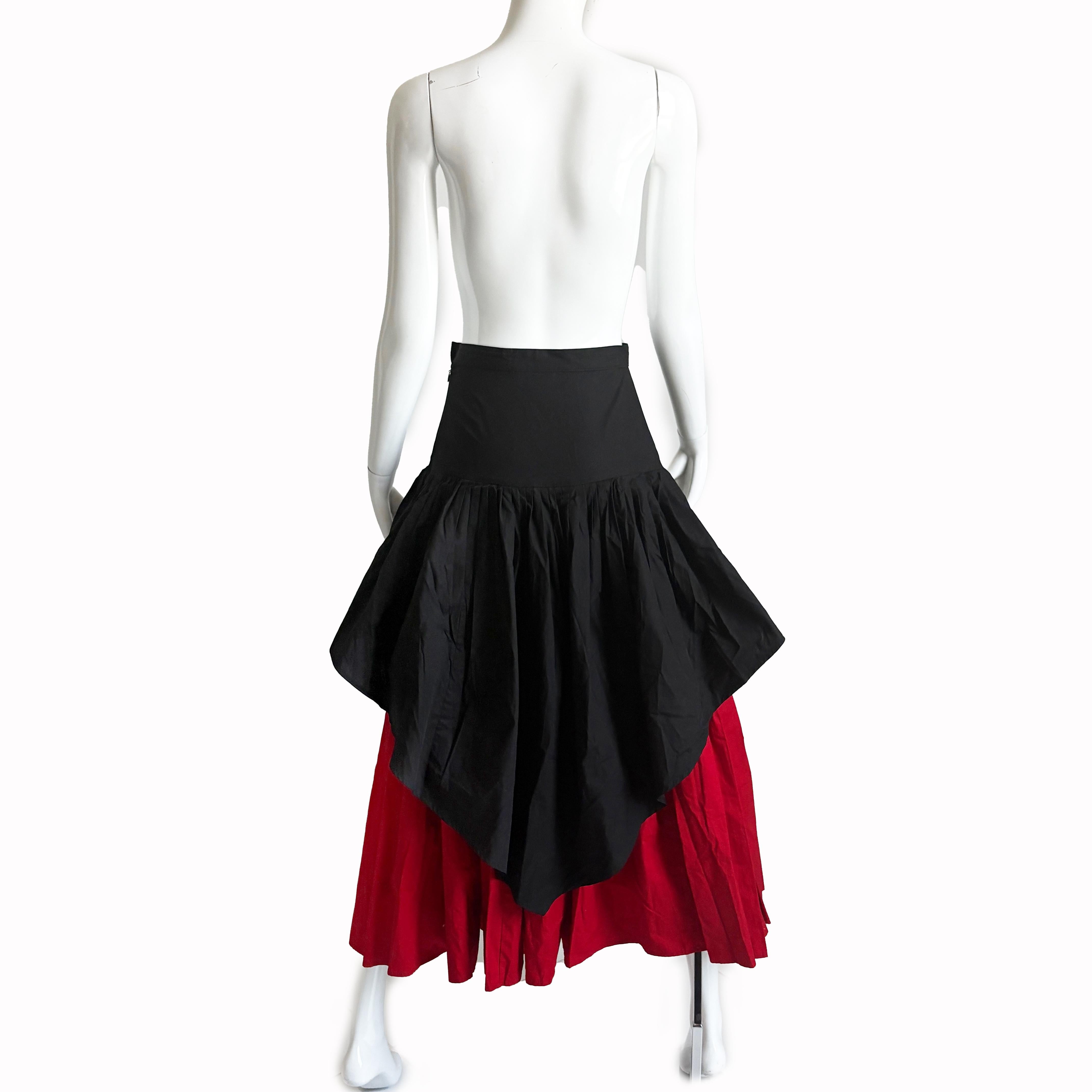 Norma Kamali Langer mehrlagiger schwarz-roter plissierter Vintage 90er Größe 6 Bauernrock im Angebot 2
