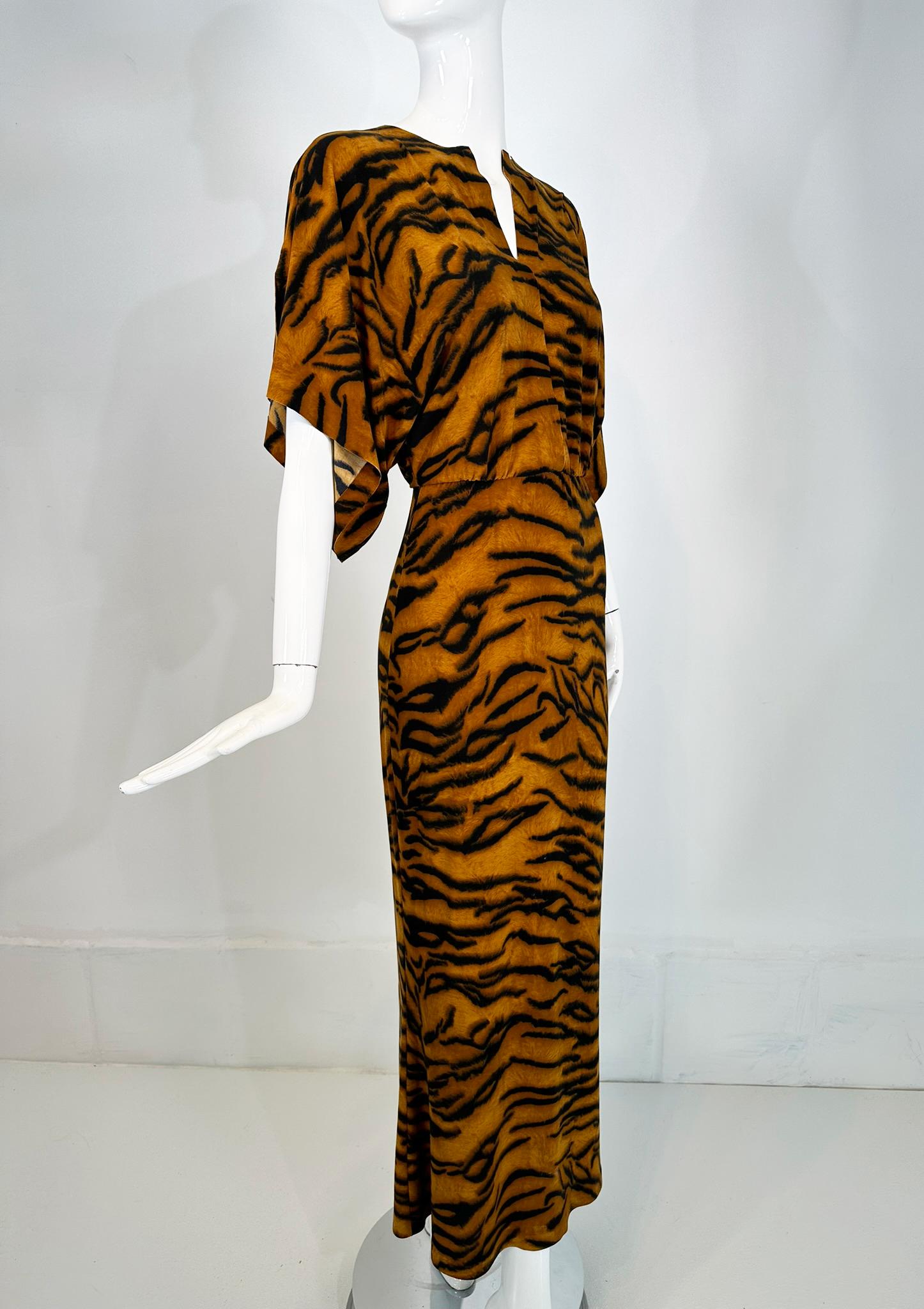 Robe longue Norma Kamali en jersey extensible à rayures tigres 34 en vente 6