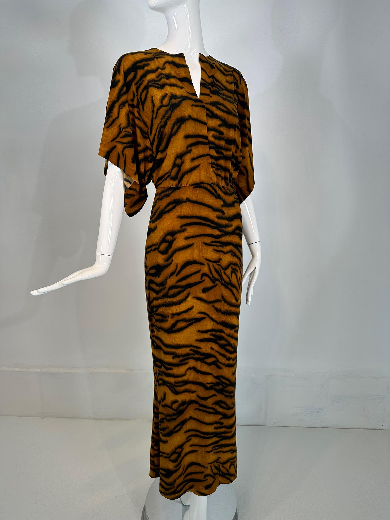 Robe longue Norma Kamali en jersey extensible à rayures tigres 34 en vente 7