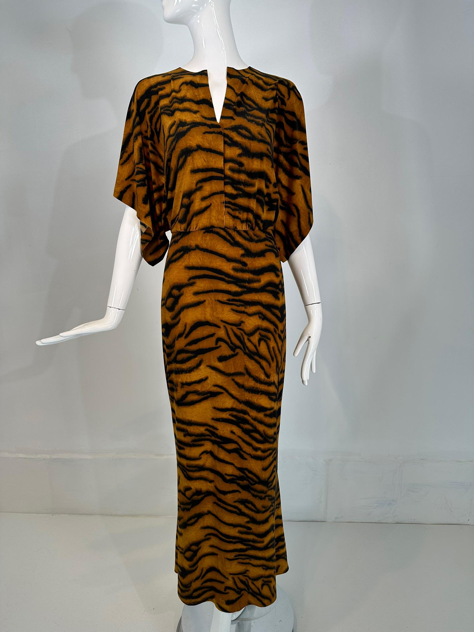 Robe longue Norma Kamali en jersey extensible à rayures tigres 34 en vente 8