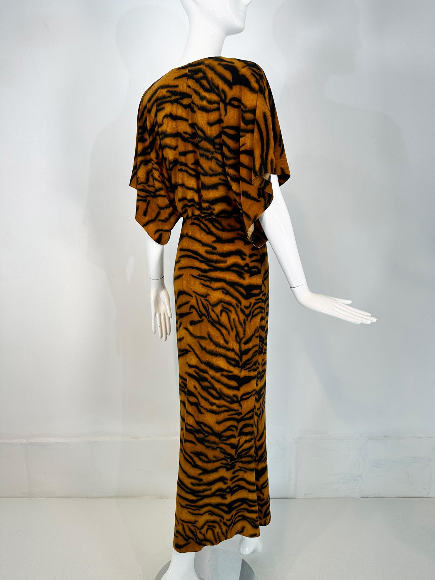 Robe longue Norma Kamali en jersey extensible à rayures tigres 34 en vente 3