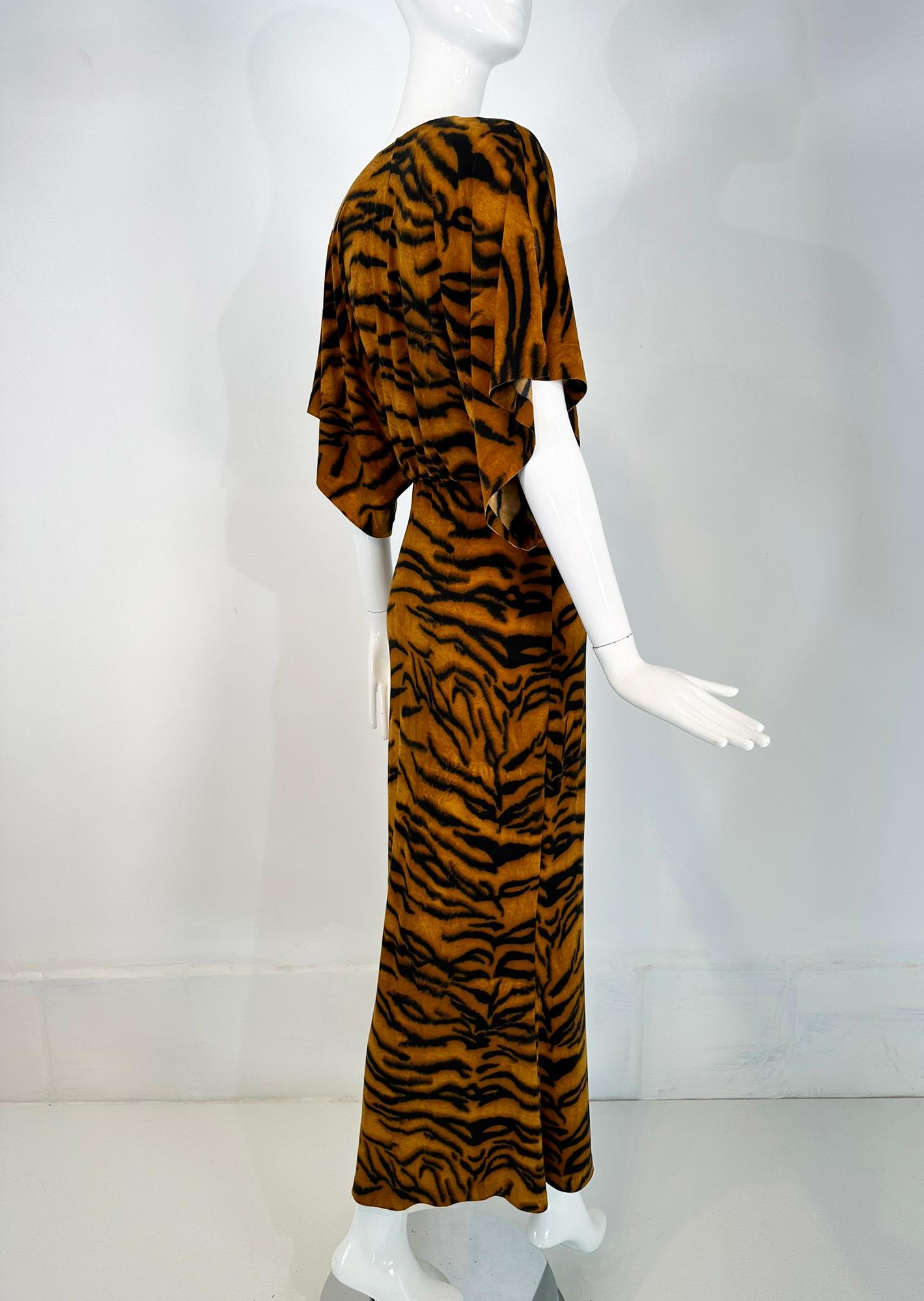 Robe longue Norma Kamali en jersey extensible à rayures tigres 34 en vente 4