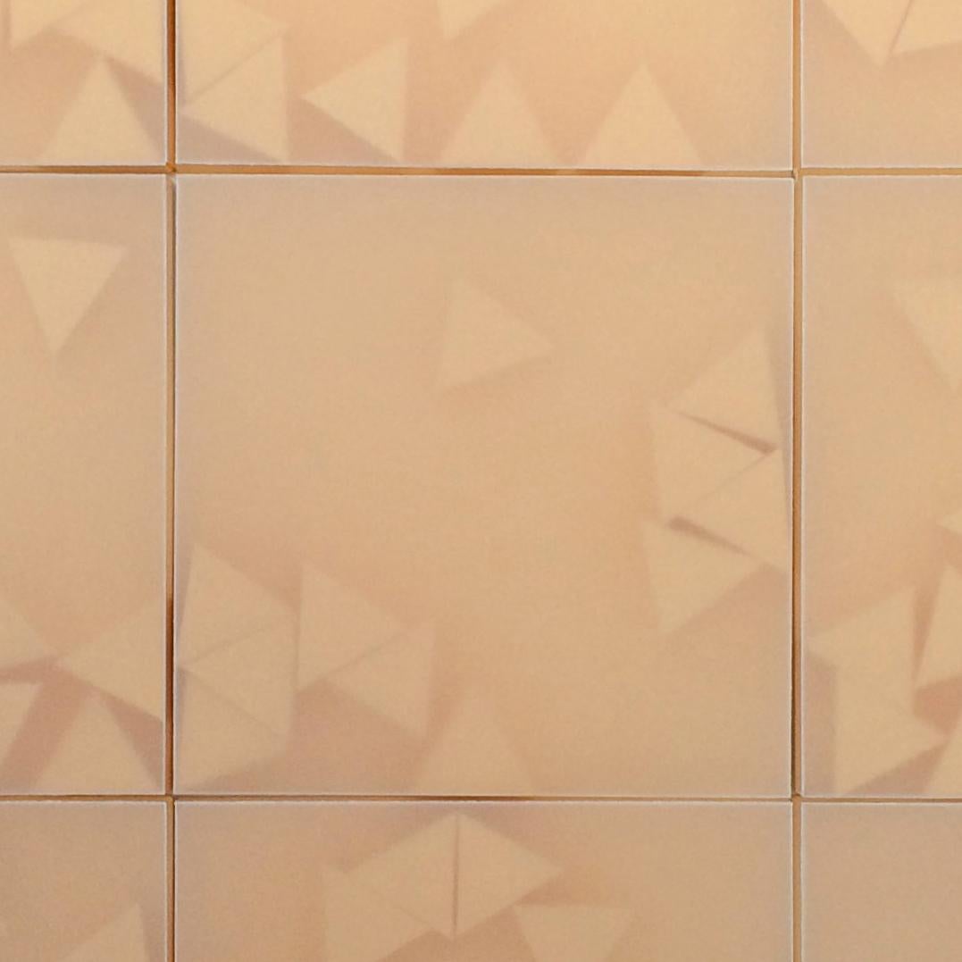Norma Marquez Orozco explora conceptos de impermanencia, percepción, forma y equilibrio a través del movimiento físico de la propia obra en un contexto lúcido y de juego, como los puzzles. Todos los elementos son de papel, moldeados en formas