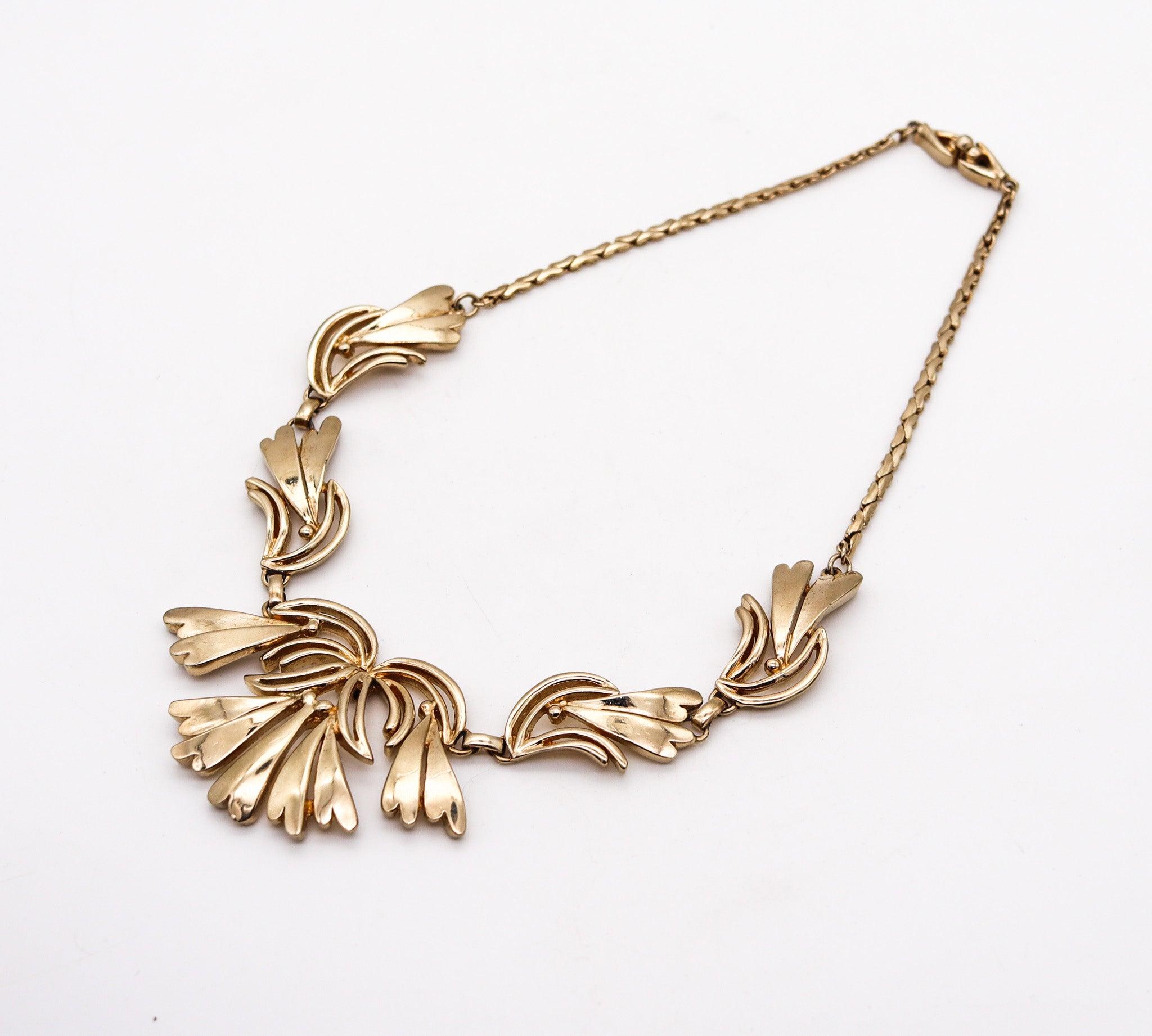 NORMAN BEL GEDDES 1950 Retro Modernist Necklace In Gilt Steel In Excellent Condition For Sale In Miami, FL