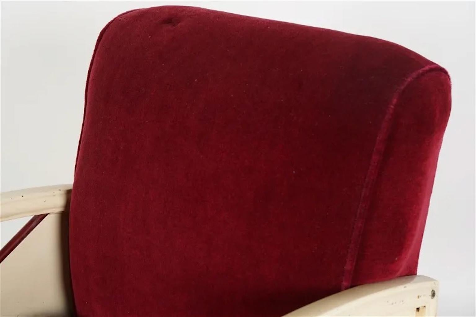 Silla club de hierro esmaltado y mohair atribuida a Norman Bel Geddes en venta 8