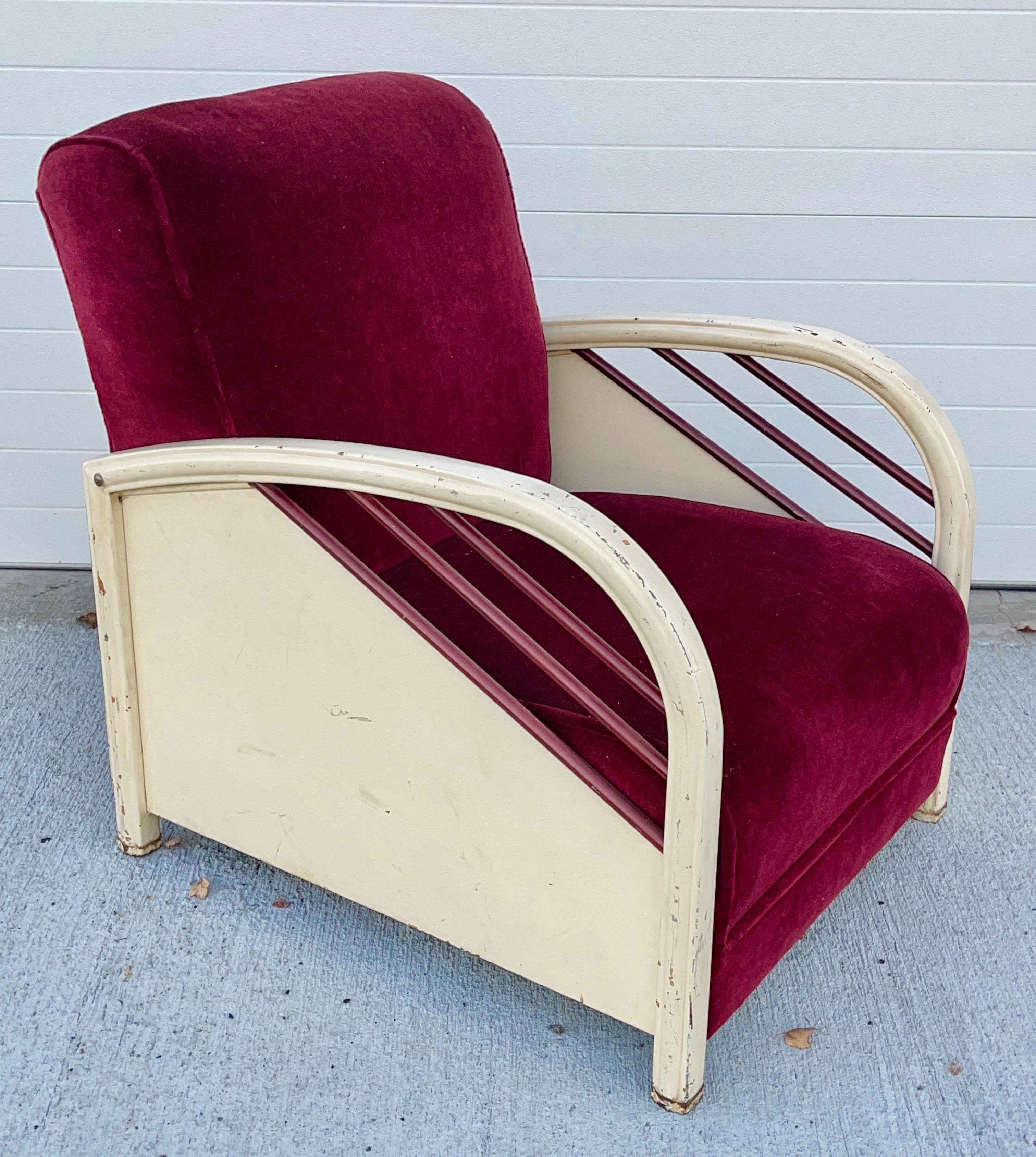 Sillón club atribuido Norman Bel Geddes tapizado en muhair burdeos y estructurado en acero esmaltado crema.
Se presenta en su estado original, con varios desconchones y marcas en el acabado original de esmalte crema.  
La tapicería está limpia. Los