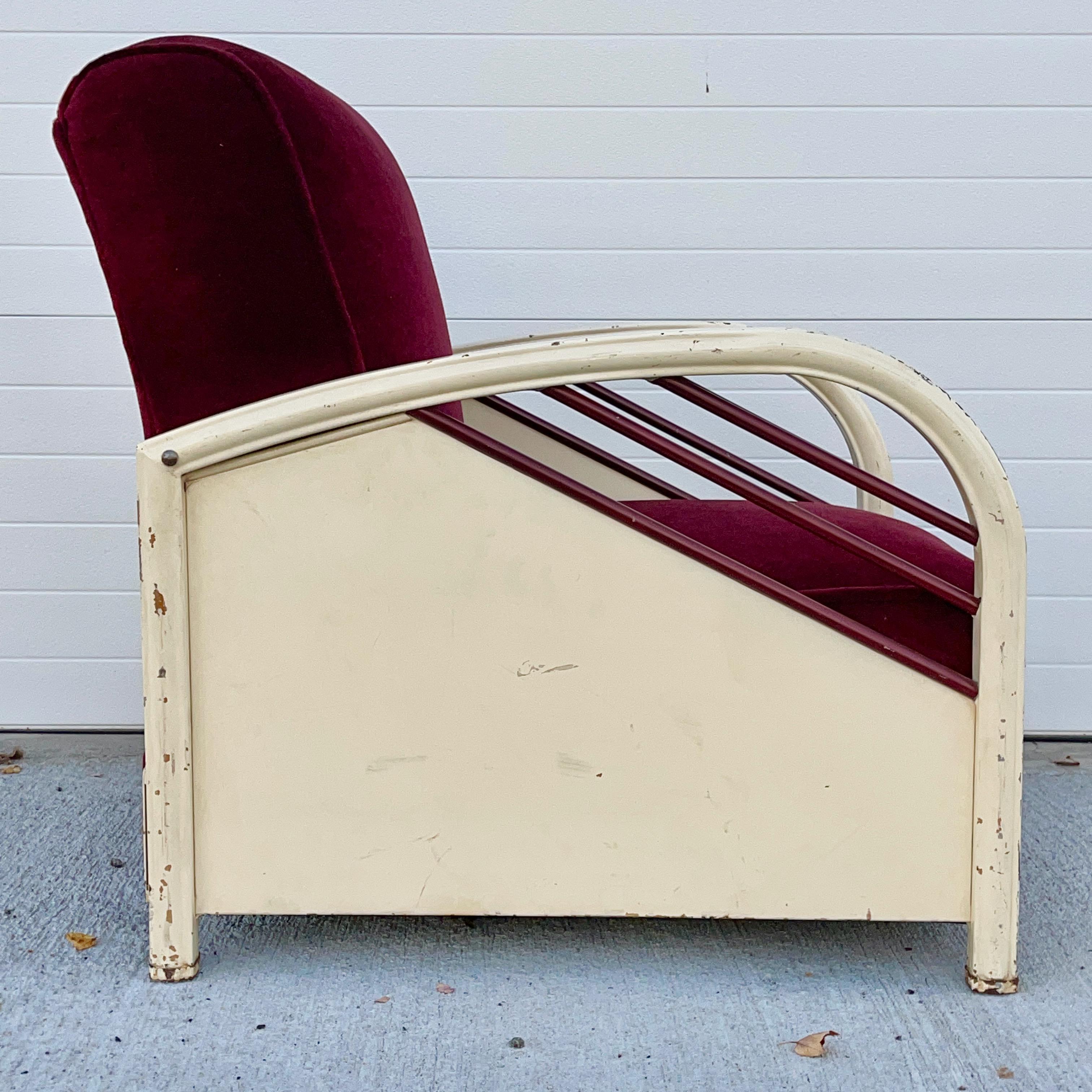 Silla club de hierro esmaltado y mohair atribuida a Norman Bel Geddes Art Decó en venta