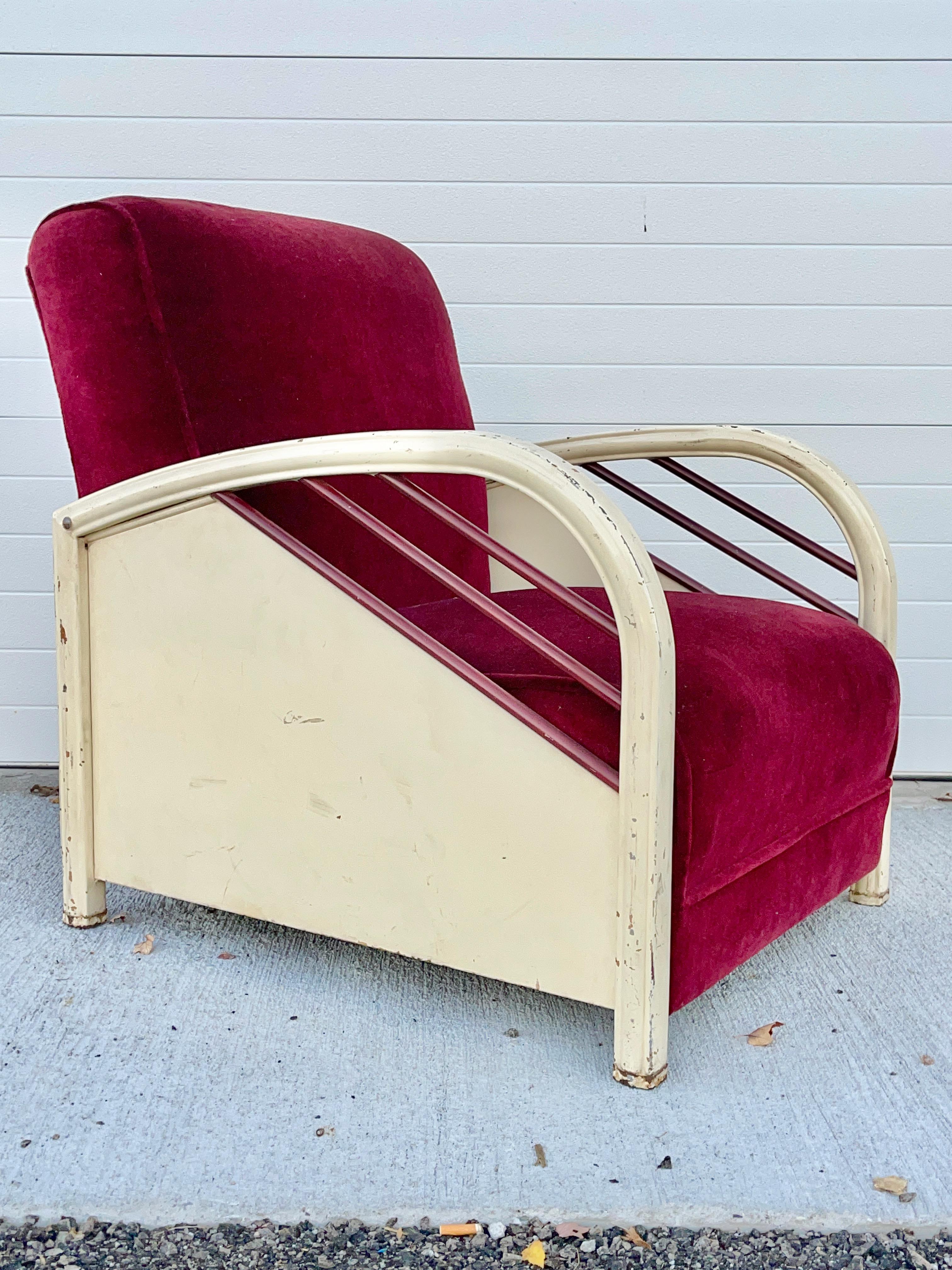 Silla club de hierro esmaltado y mohair atribuida a Norman Bel Geddes Estadounidense en venta