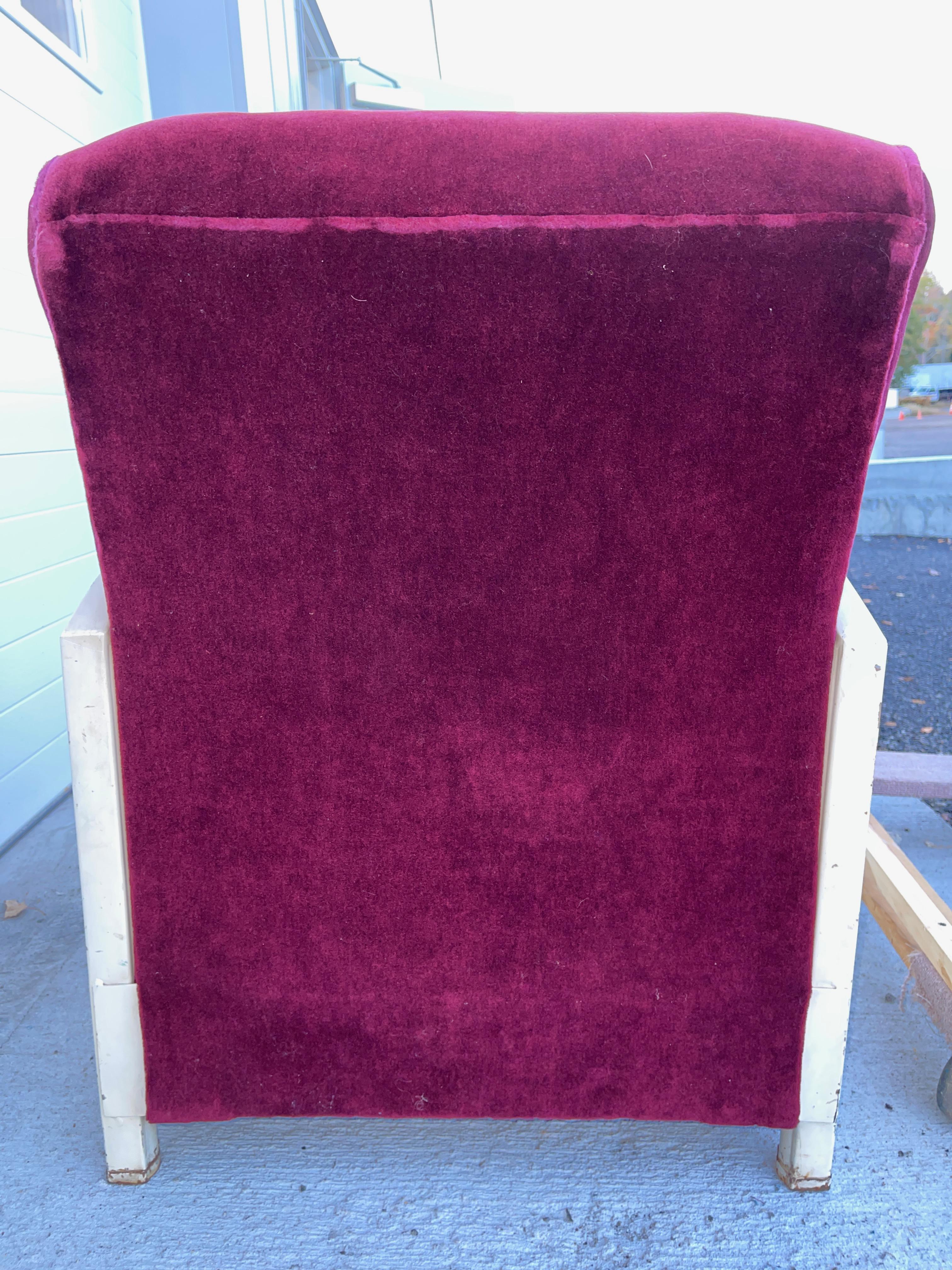 Silla club de hierro esmaltado y mohair atribuida a Norman Bel Geddes mediados del siglo XX en venta