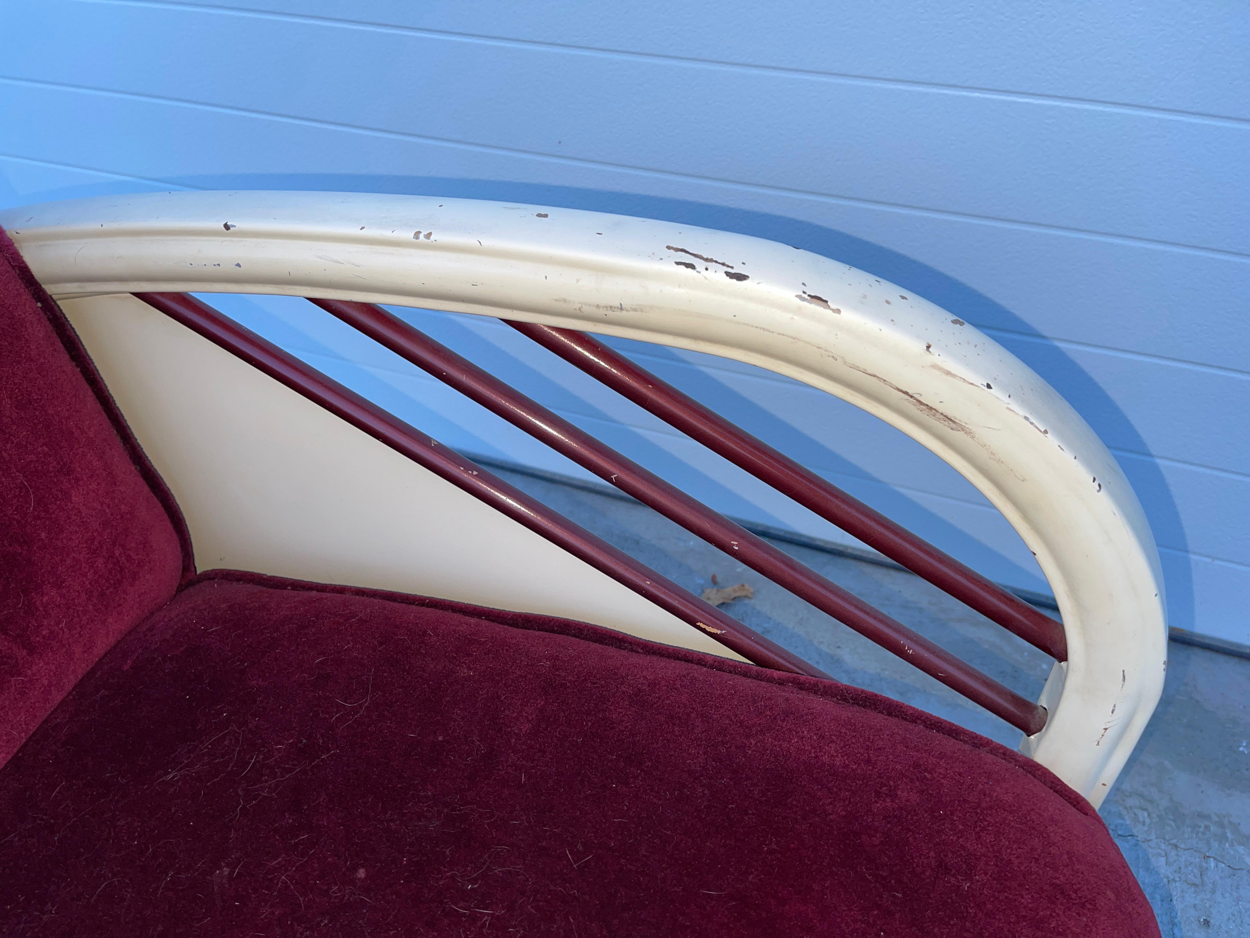 Silla club de hierro esmaltado y mohair atribuida a Norman Bel Geddes Esmalte en venta