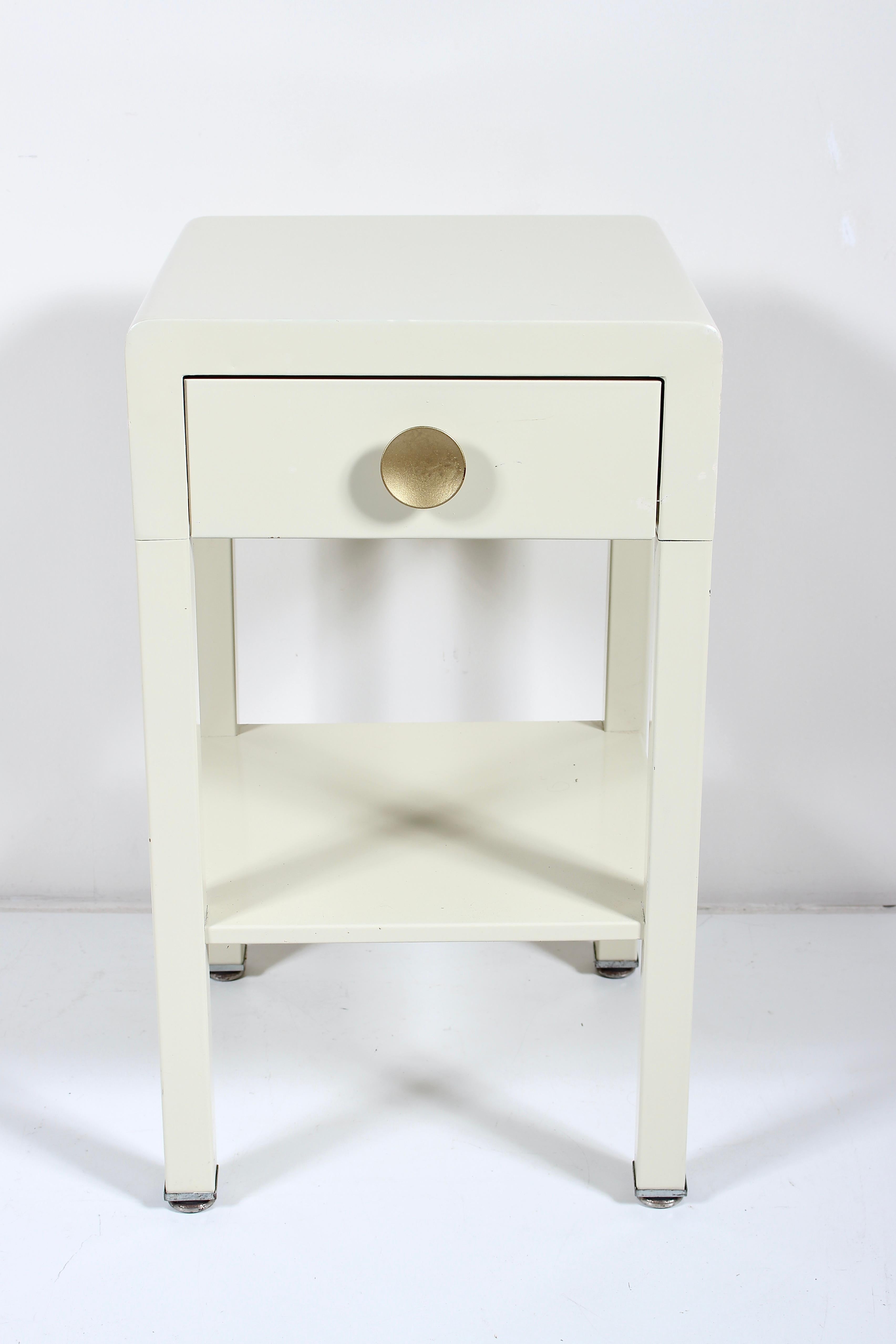 Norman Bel Geddes für Simmons Off-White emaillierter Stahl Night Stand, 1930er Jahre (Mitte des 20. Jahrhunderts) im Angebot