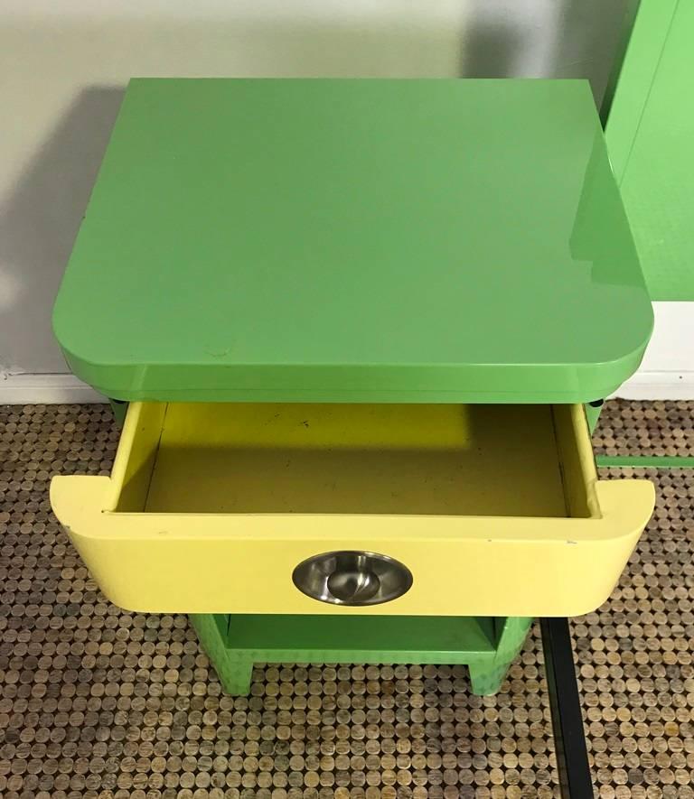 Mid-Century Modern Norman Bel Geddes Lit double avec table de nuit Art déco bicolore moderne du milieu du siècle en vente