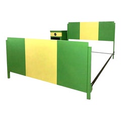 Lits jumeaux Art déco bicolores modernes de style mi-siècle moderne avec table de nuit de Norman Bel Geddes