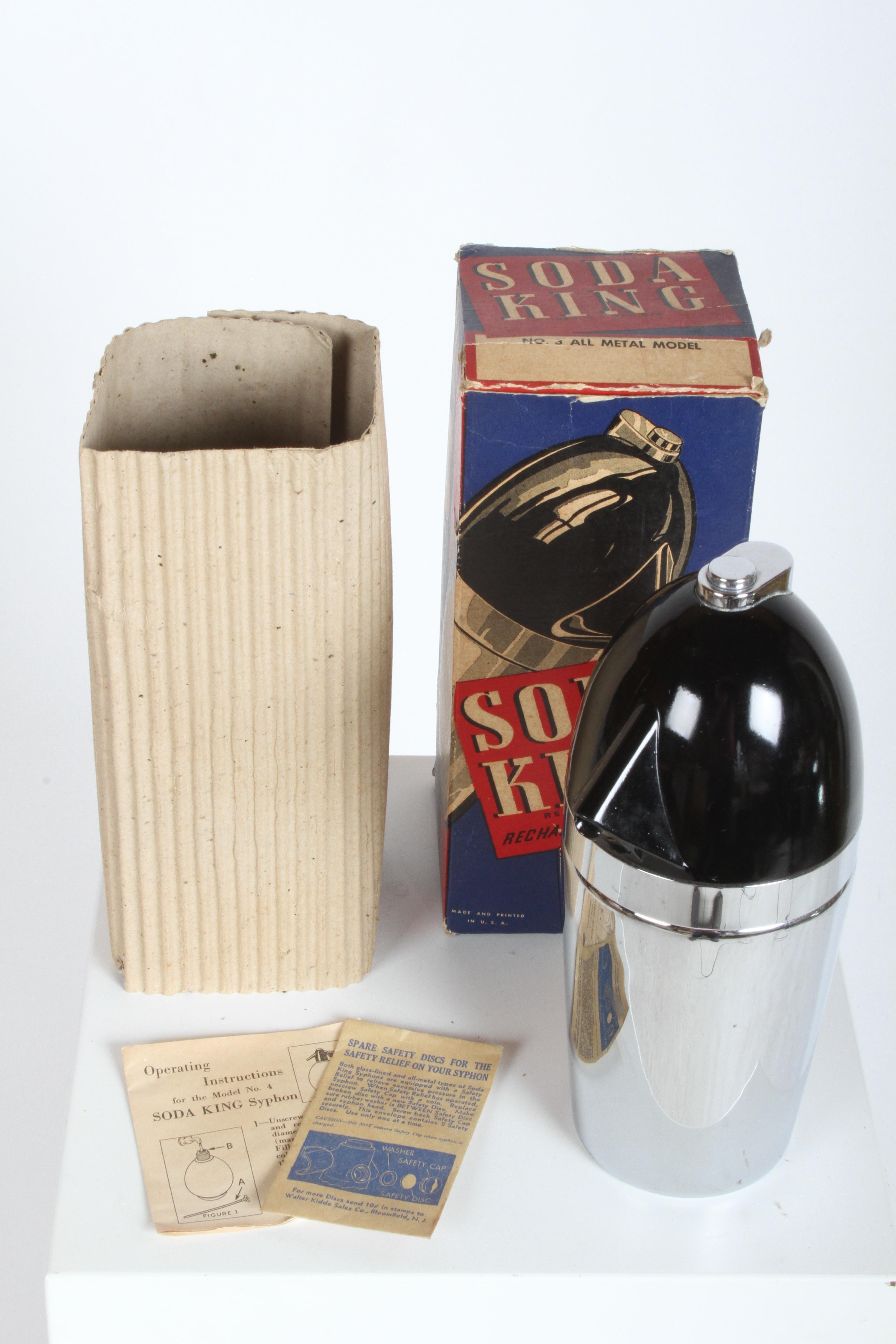 Siphon rechargeable Soda King par Norman Bel Geddes, circa 1938, non utilisé Bon état - En vente à St. Louis, MO