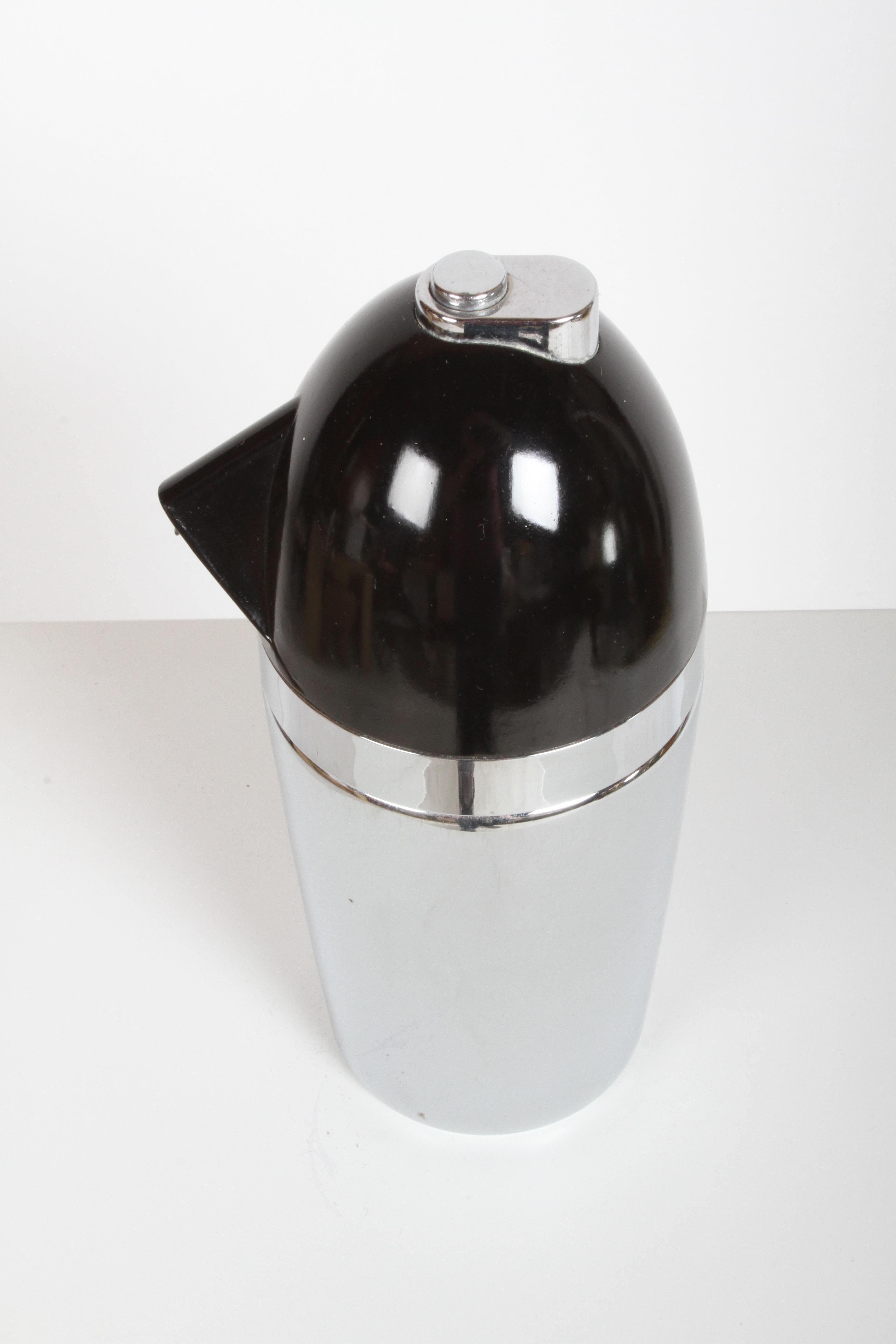 Acier Siphon rechargeable Soda King par Norman Bel Geddes, circa 1938, non utilisé en vente