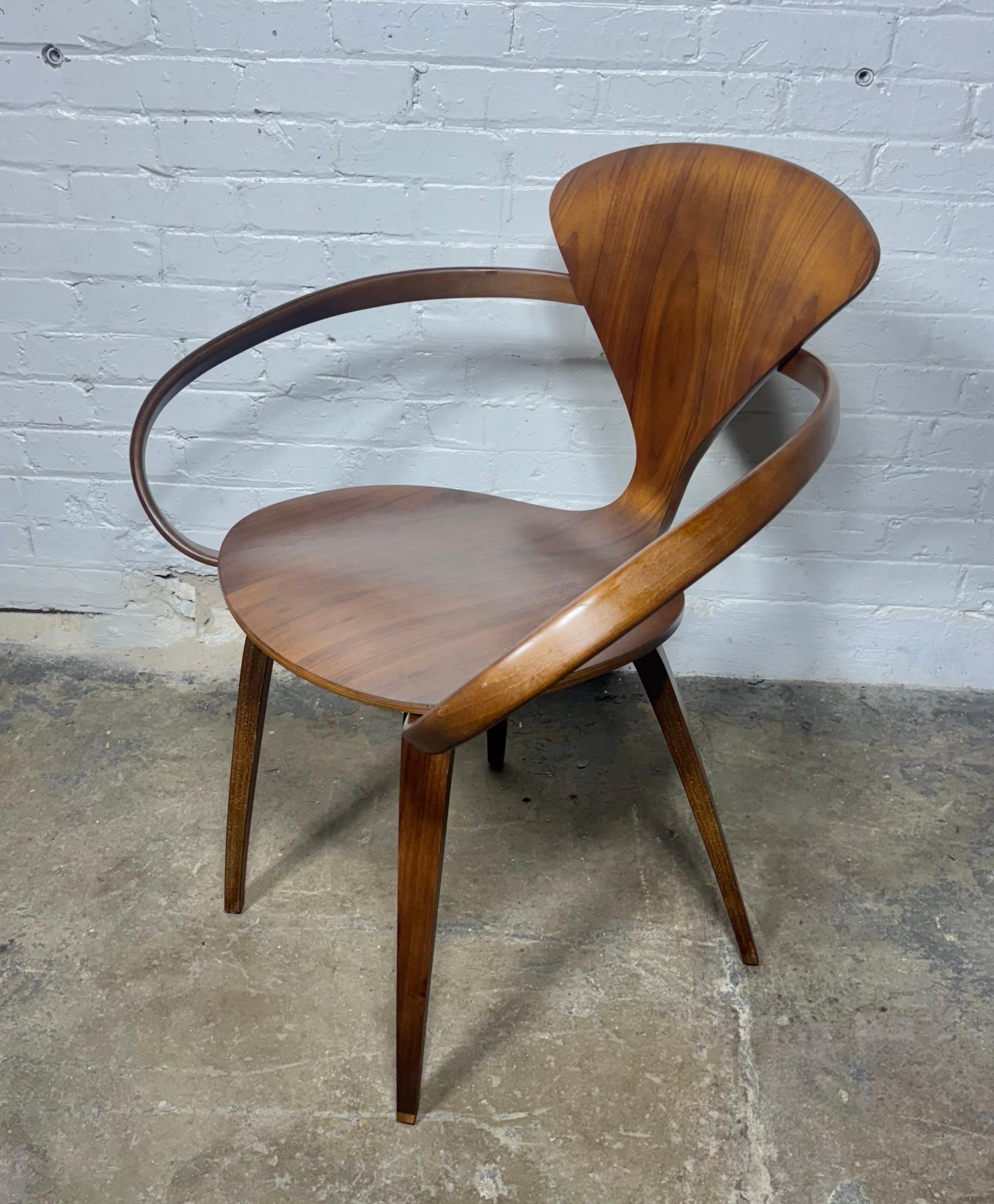 Introdotta originariamente nel 1958, l'iconica poltrona in compensato stampato di Norman Cherner è presente nelle collezioni di tutto il mondo. Ripubblicata nei minimi dettagli dai disegni e dagli stampi originali, la poltrona combina elegantemente