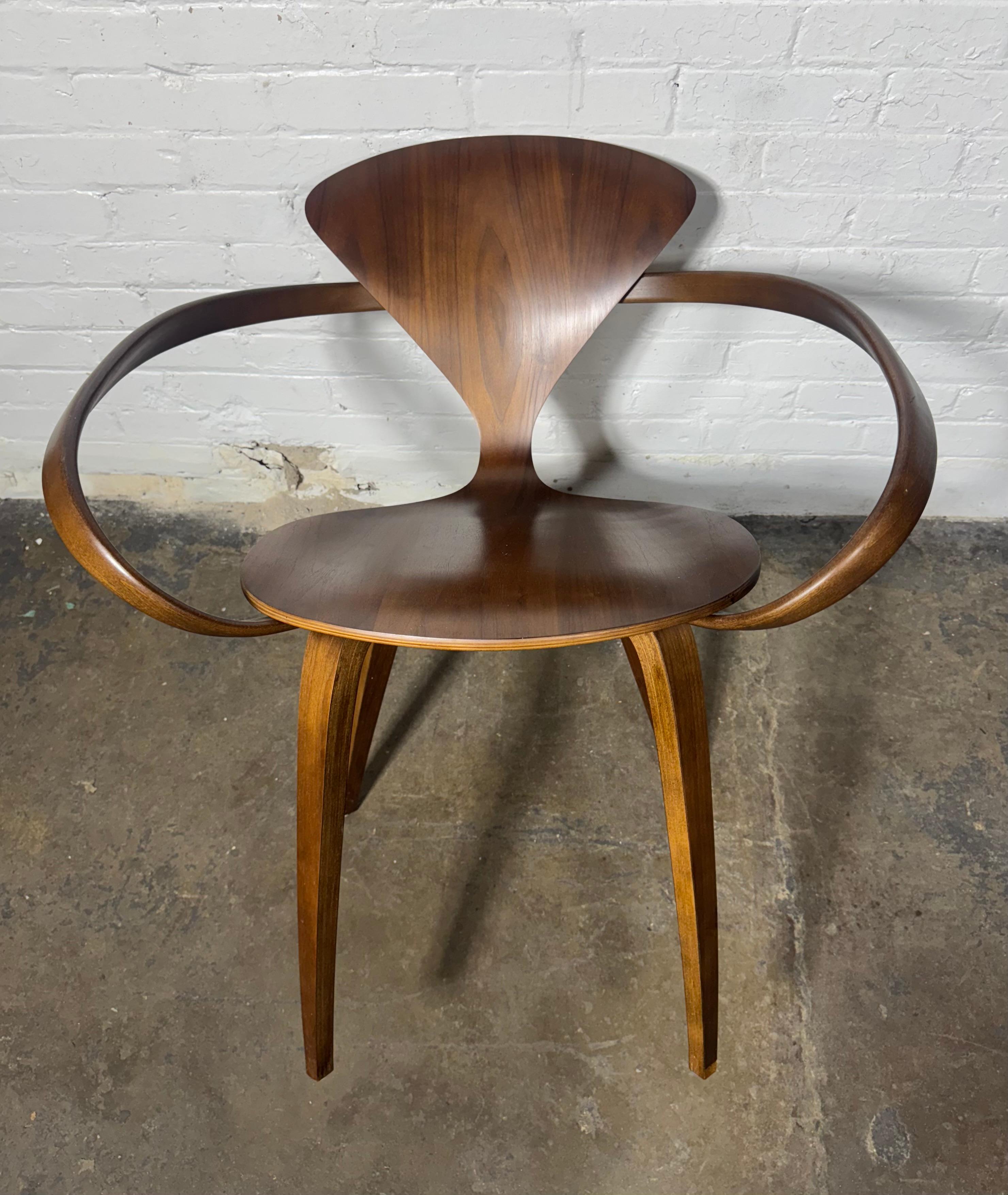 Mid-Century moderno Poltrona Norman Cherner... Design classico e modernista, legno di noce in vendita