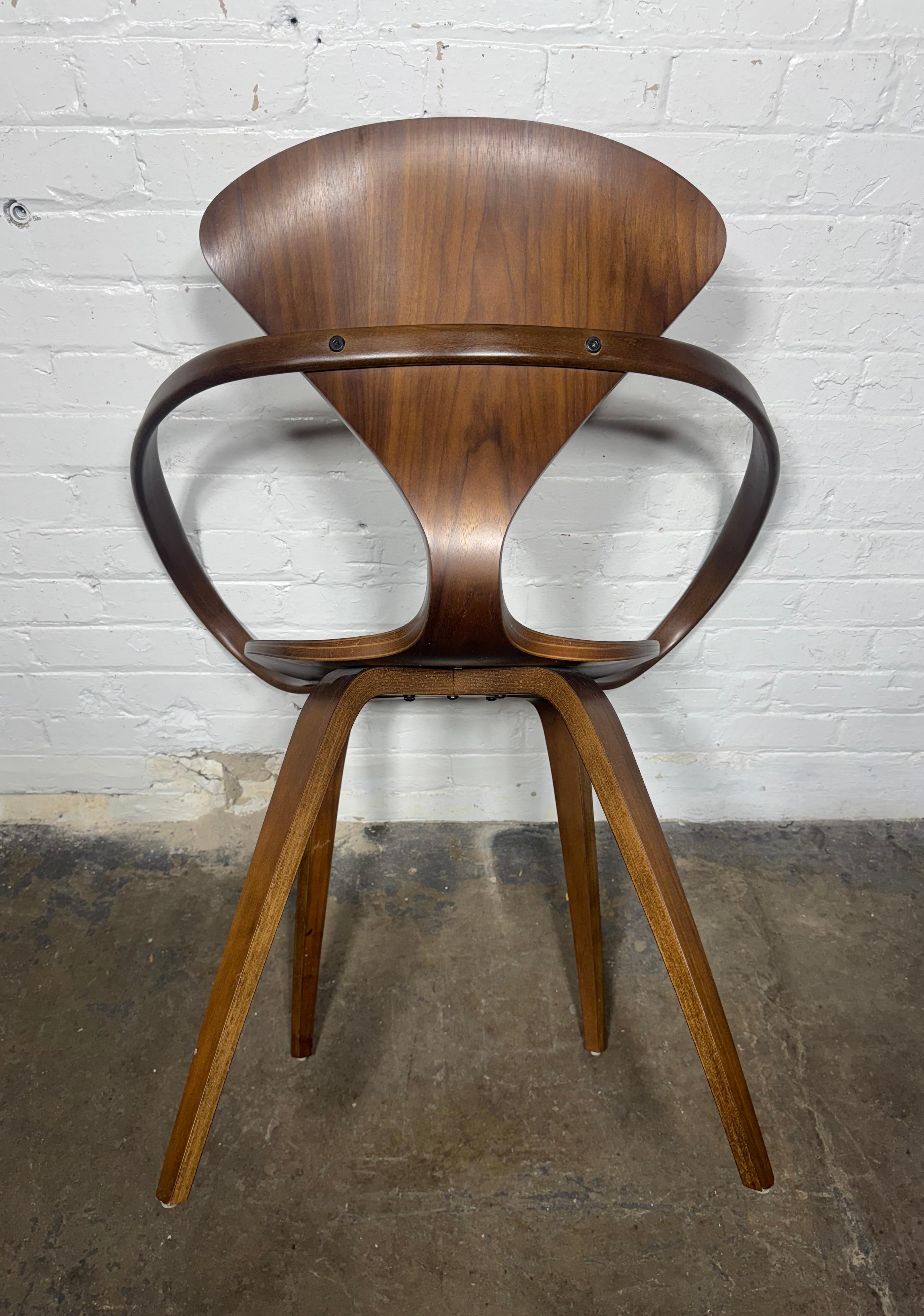 Americano Poltrona Norman Cherner... Design classico e modernista, legno di noce in vendita