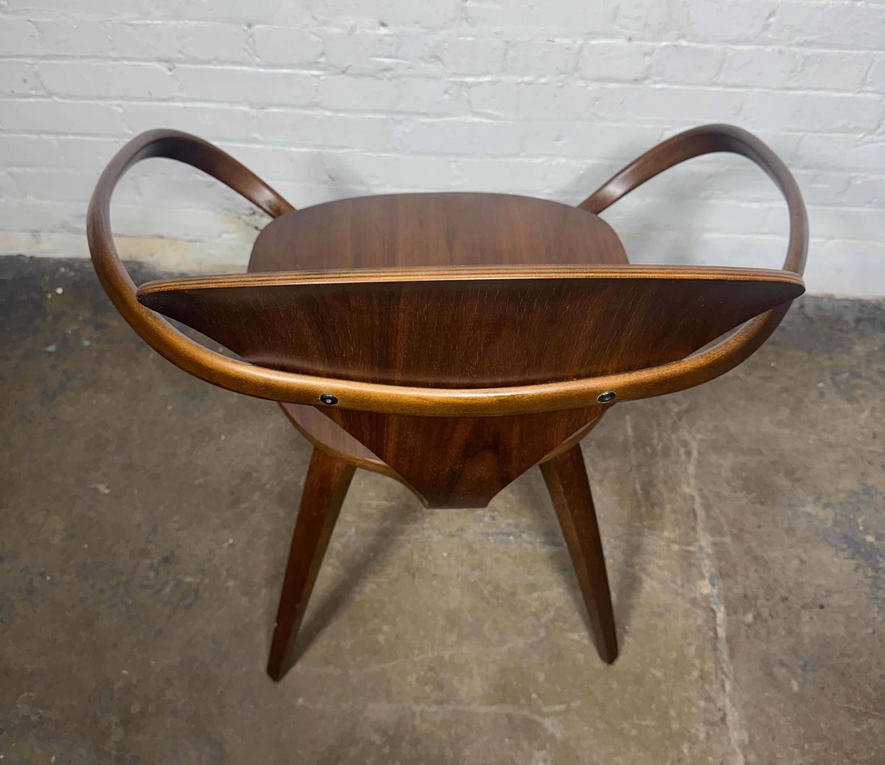 Stampato Poltrona Norman Cherner... Design classico e modernista, legno di noce in vendita