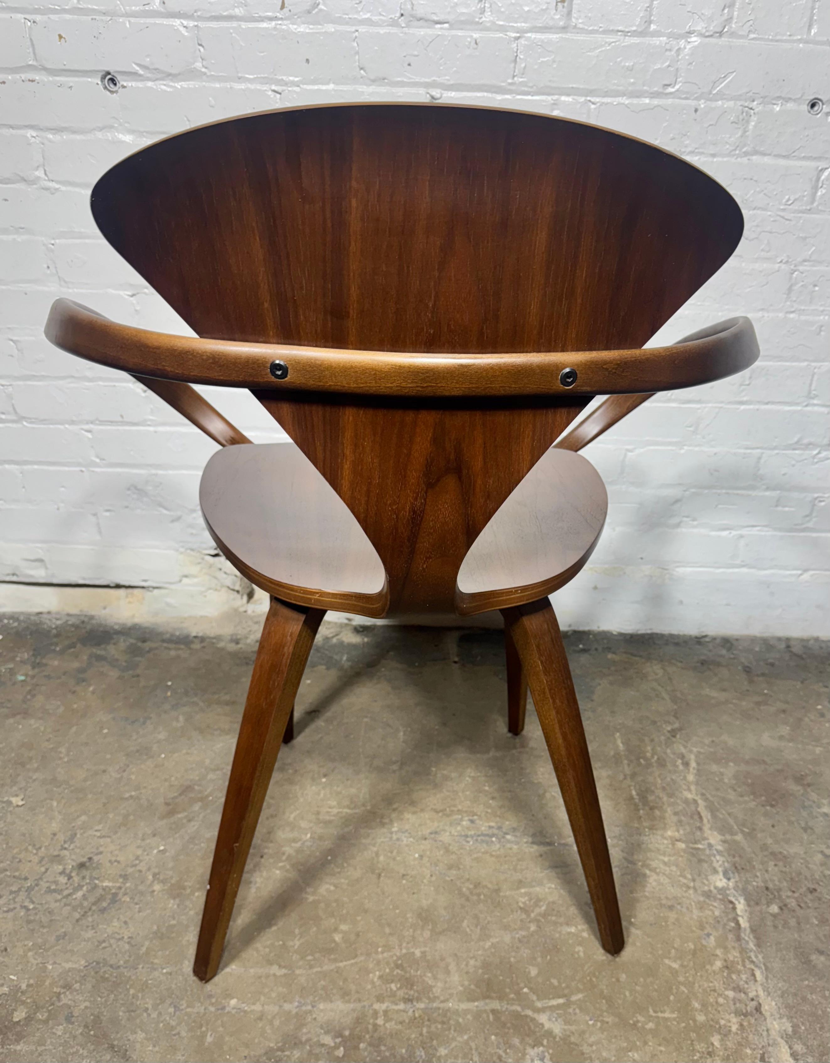 Poltrona Norman Cherner... Design classico e modernista, legno di noce In condizioni buone in vendita a Buffalo, NY