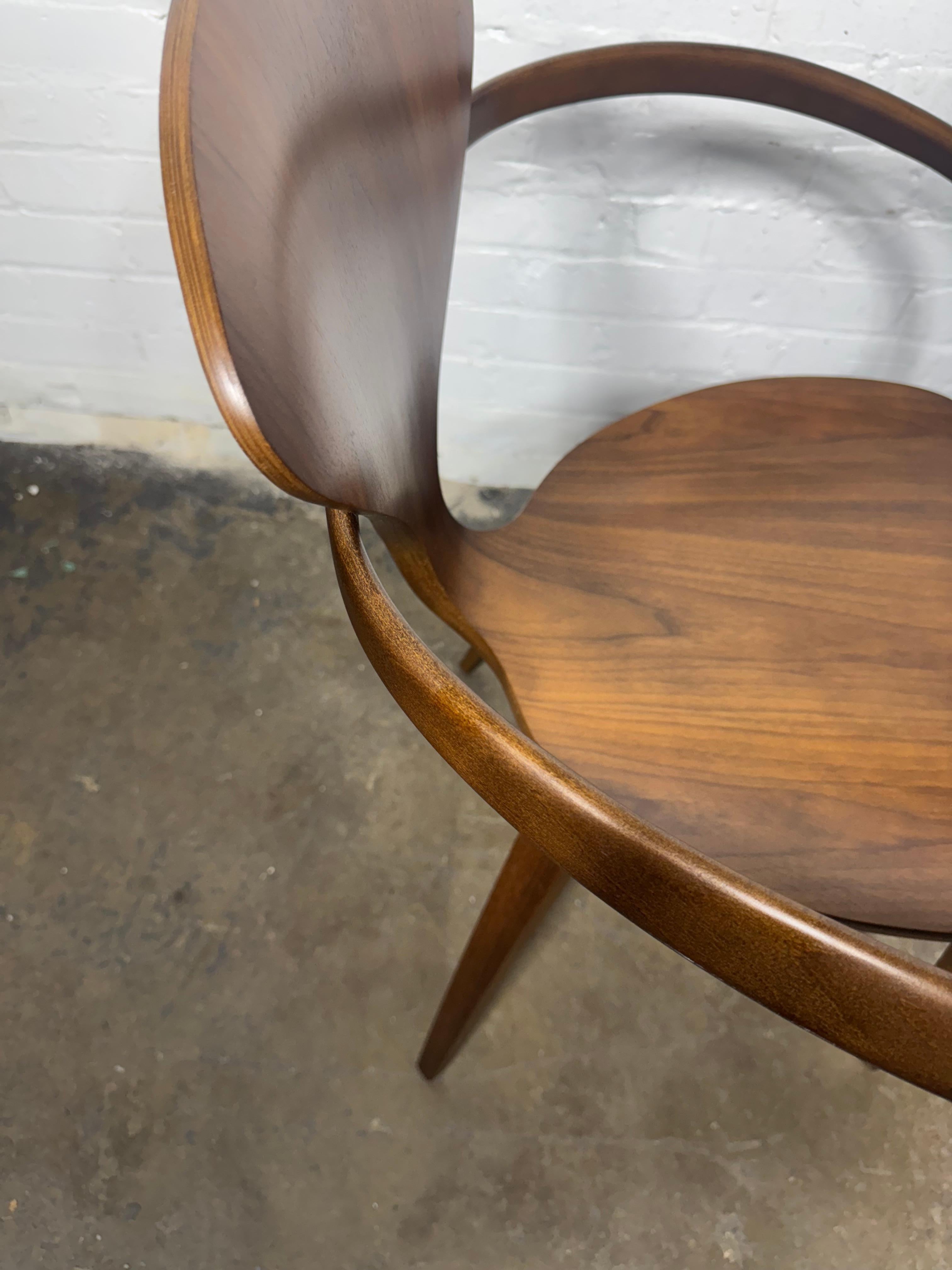 XXI secolo e contemporaneo Poltrona Norman Cherner... Design classico e modernista, legno di noce in vendita