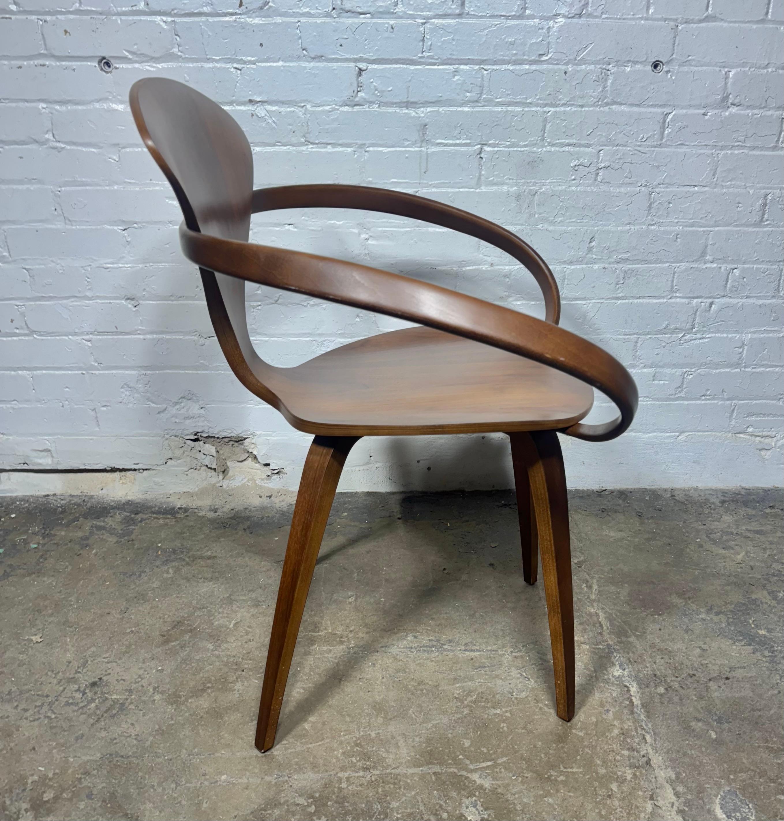 Noce Poltrona Norman Cherner... Design classico e modernista, legno di noce in vendita