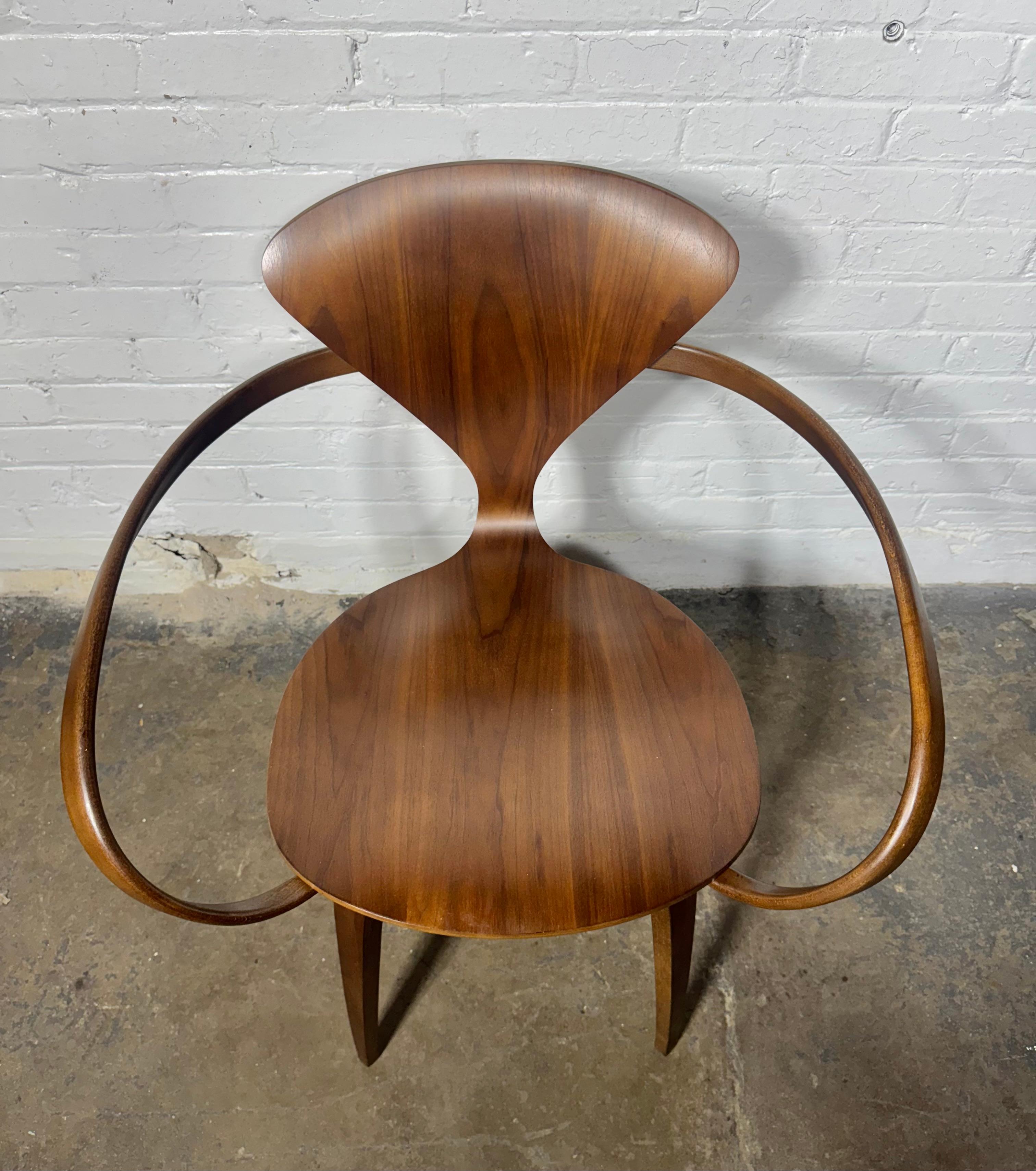 Poltrona Norman Cherner... Design classico e modernista, legno di noce in vendita 1