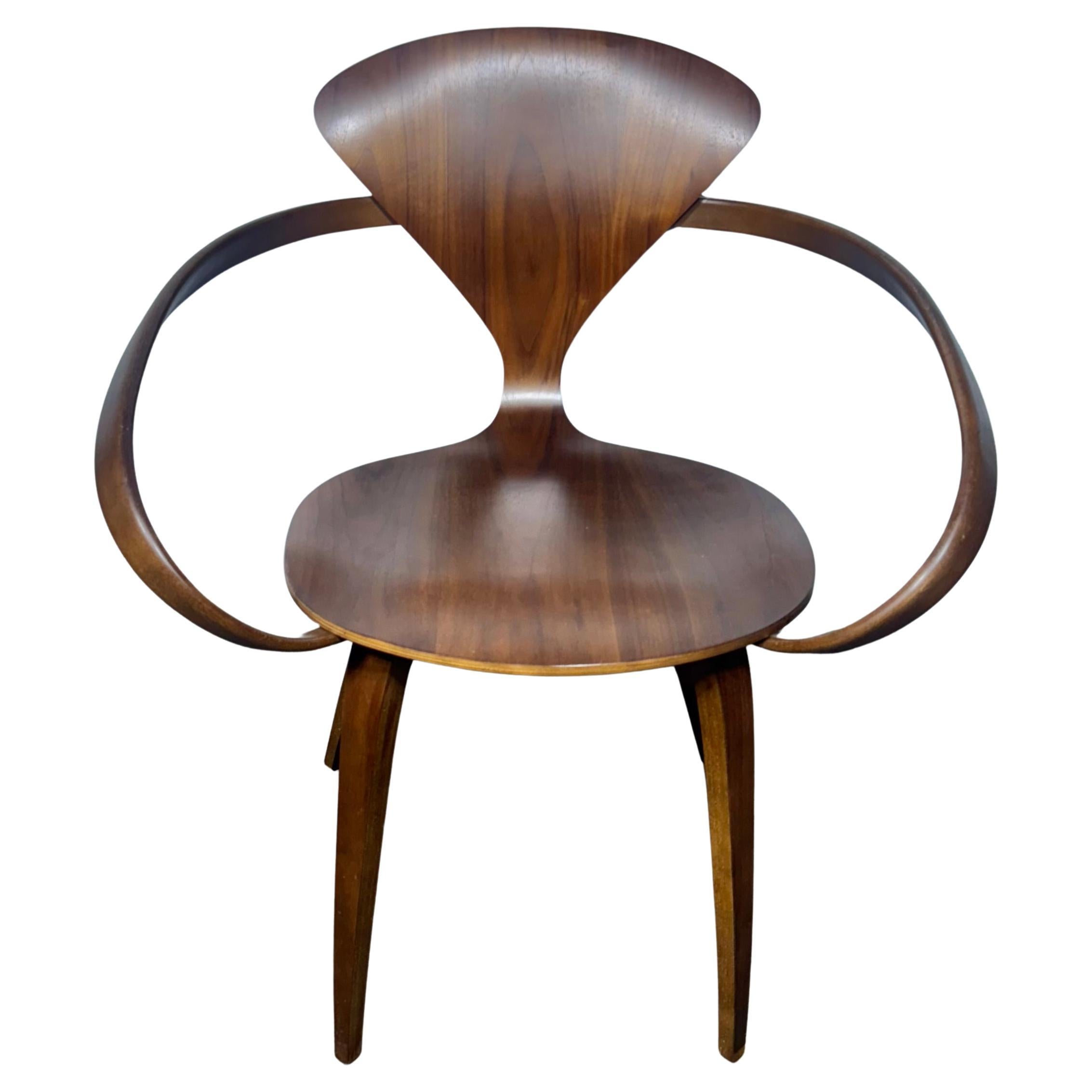 Poltrona Norman Cherner... Design classico e modernista, legno di noce in vendita
