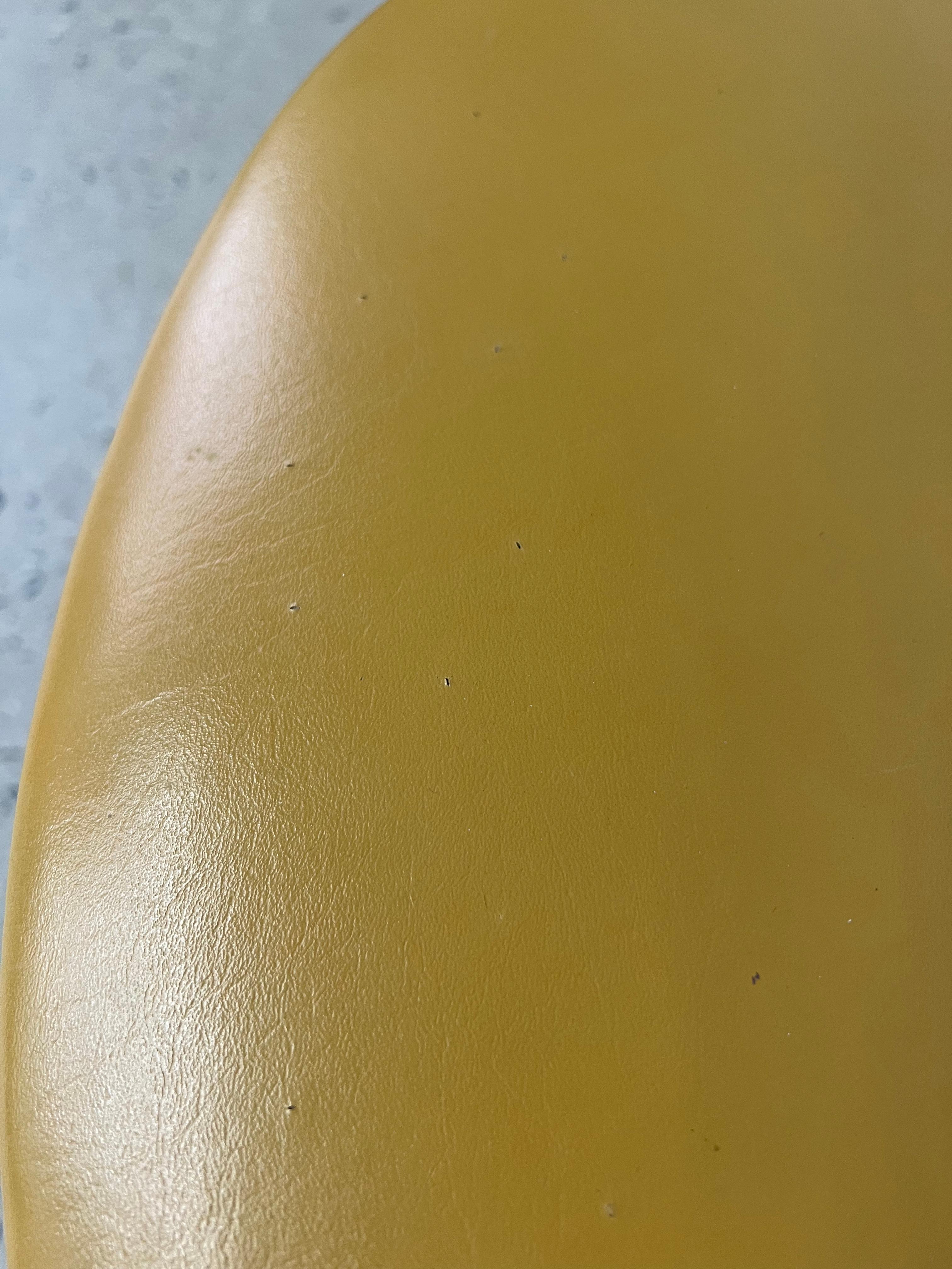 Chaise en bois cintré Norman Cherner pour Plycraft avec coussin en vinyle jaune des années 1960 en vente 6