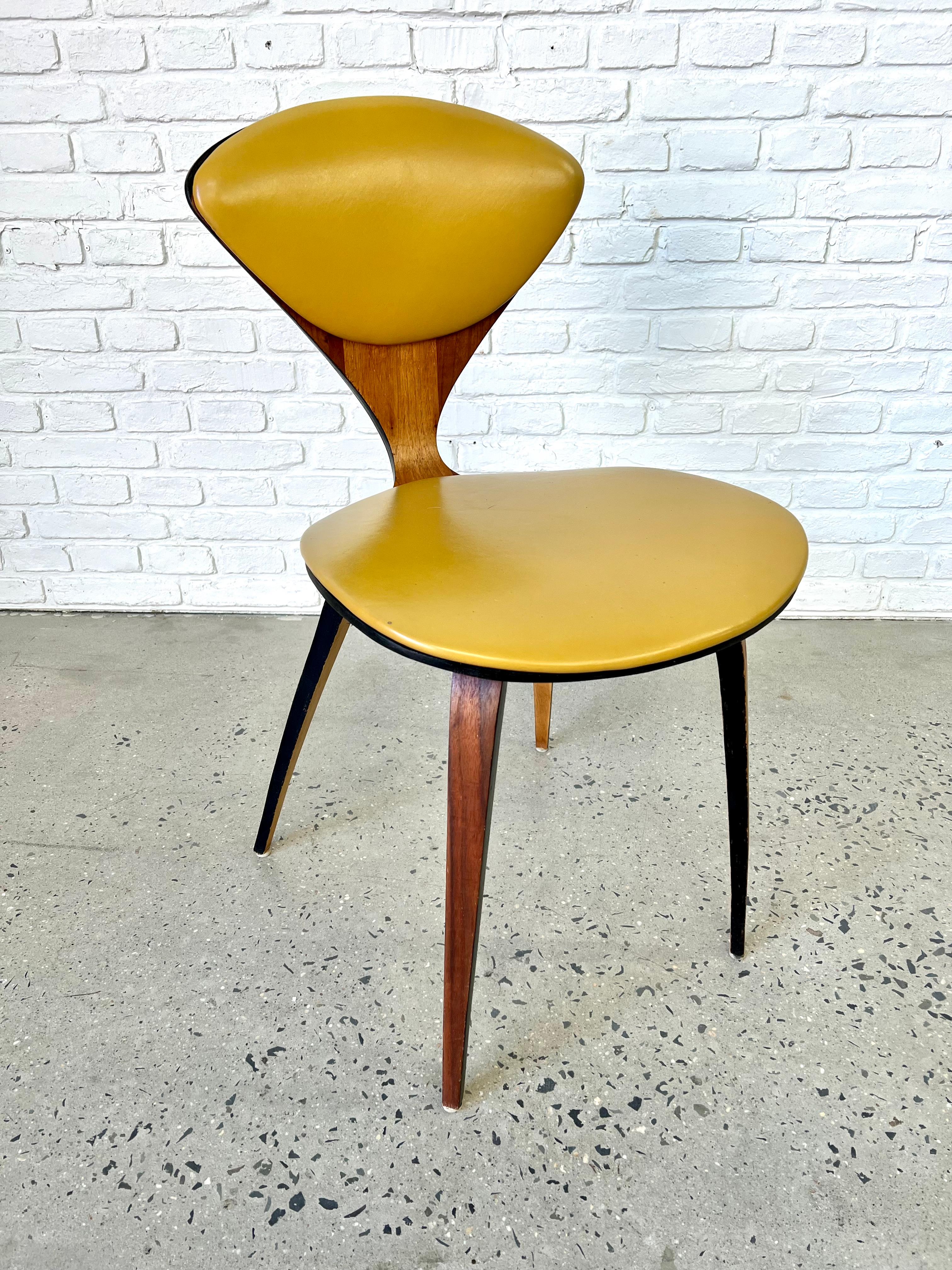Mid-Century Modern Chaise en bois cintré Norman Cherner pour Plycraft avec coussin en vinyle jaune des années 1960 en vente