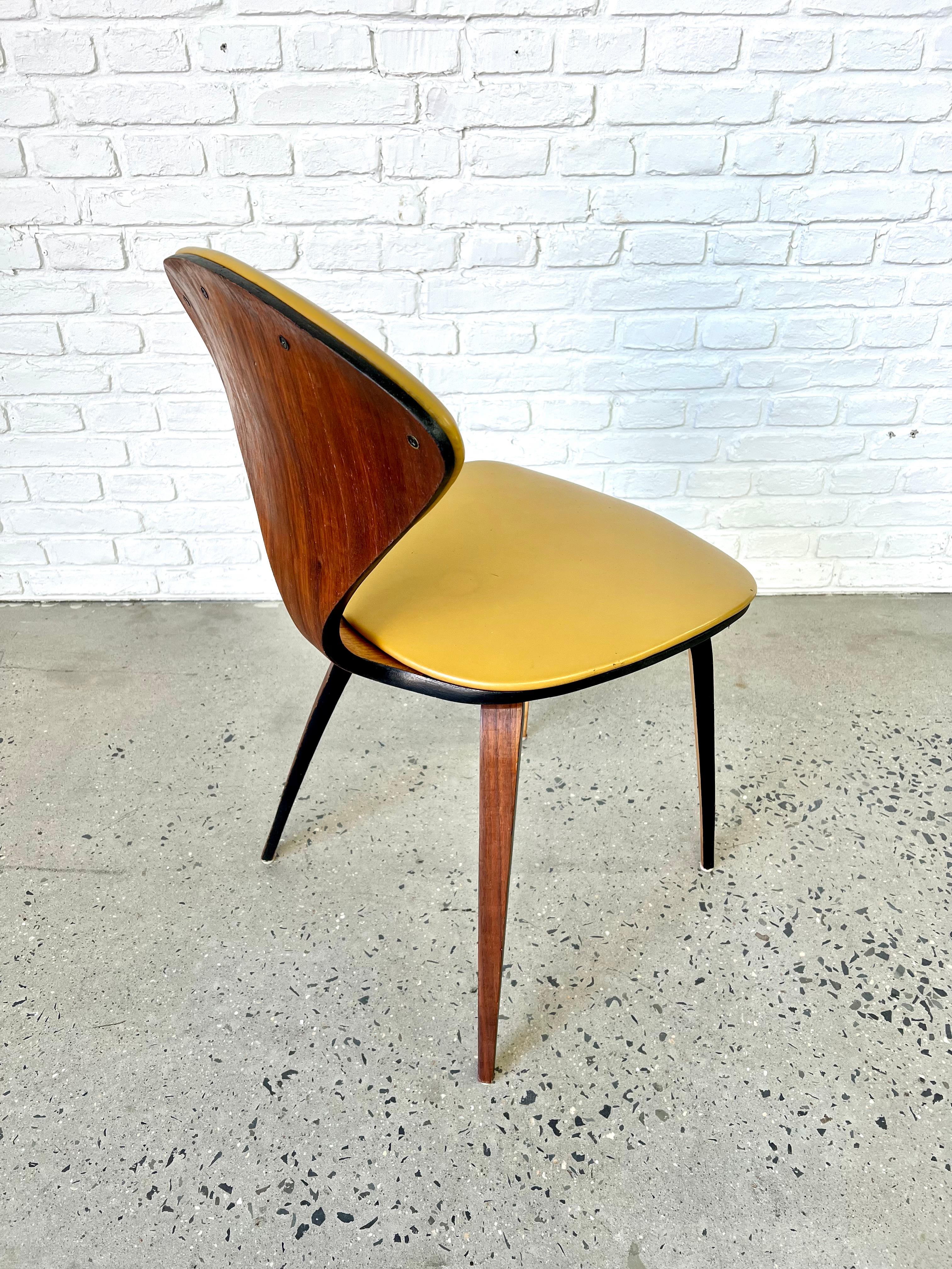 Milieu du XXe siècle Chaise en bois cintré Norman Cherner pour Plycraft avec coussin en vinyle jaune des années 1960 en vente