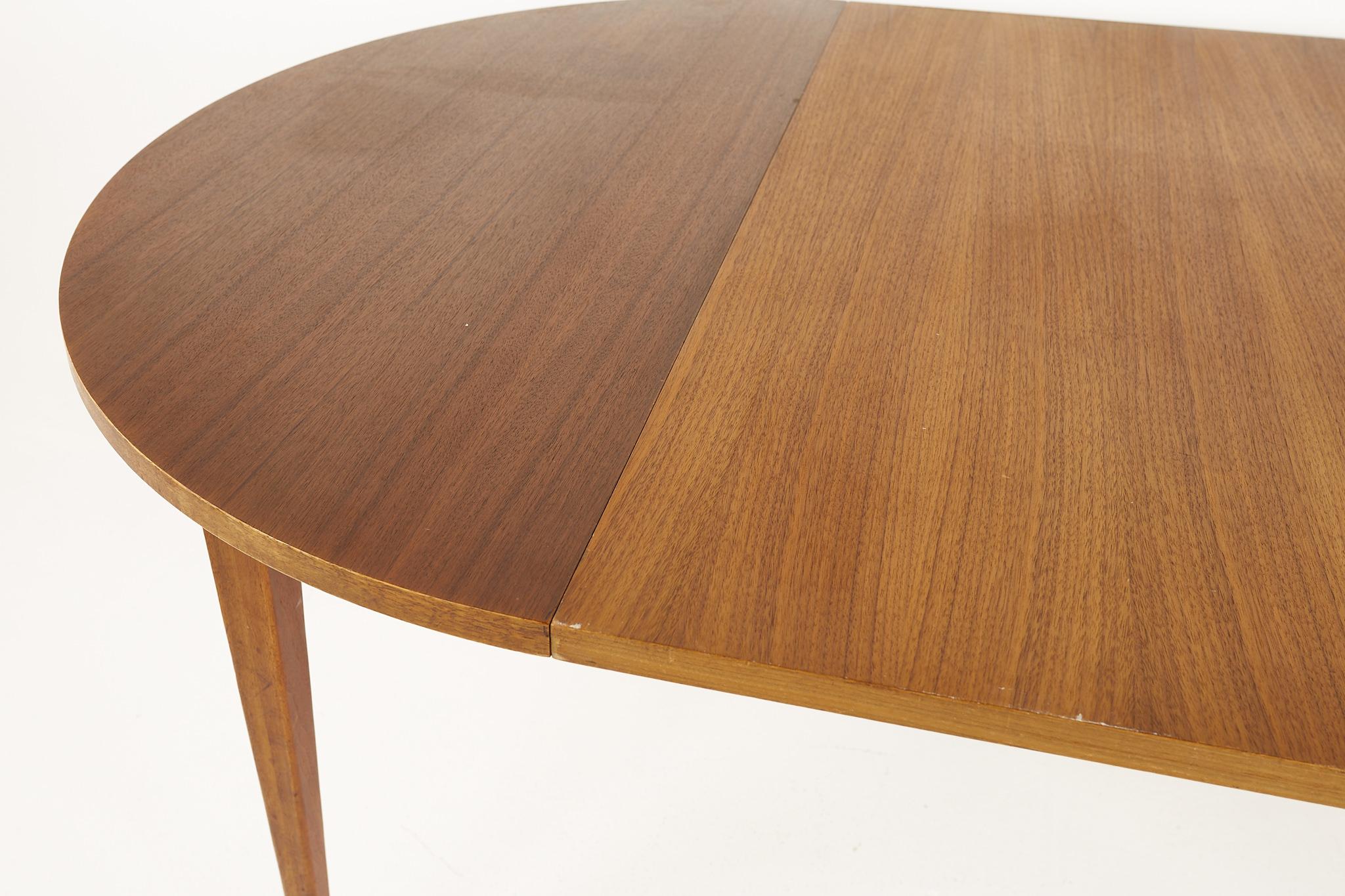 Norman Cherner for Plycraft Mid Century Walnut Round Expanding Dining Table In Good Condition For Sale In Countryside, IL