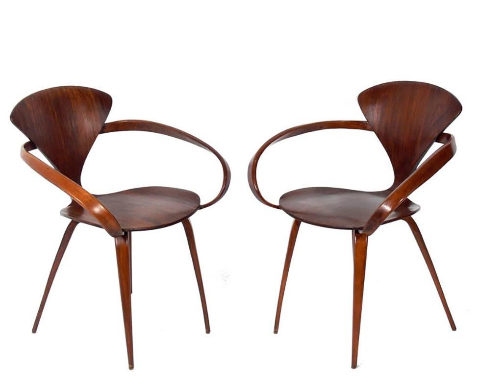 Paire de fauteuils sculpturaux, conçus par Norman Cherner pour Plycraft, États-Unis, vers les années 1960. Ces chaises sont actuellement en train d'être remises à neuf et seront magnifiques une fois terminées. 