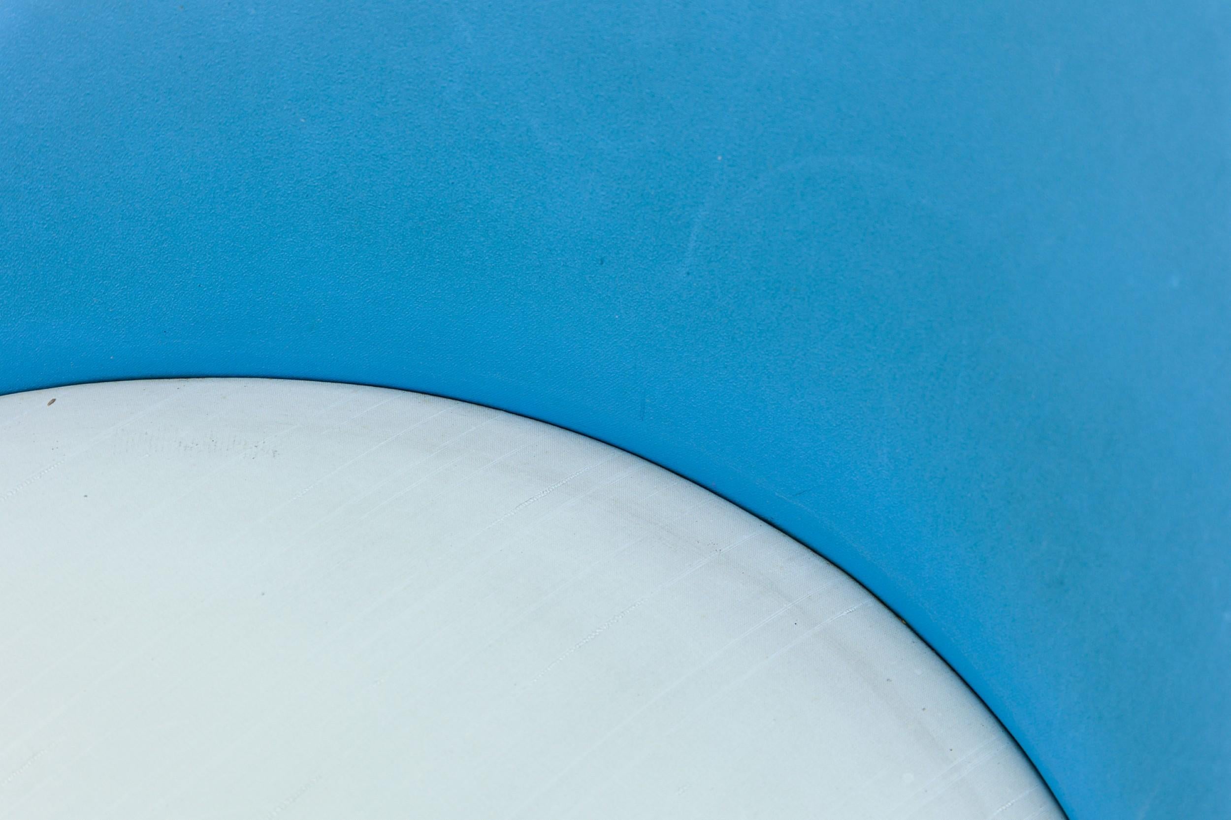 Tissu d'ameublement Chaise de bureau pivotante en vinyle bleu Norman Cherner pour Plycraft en vente