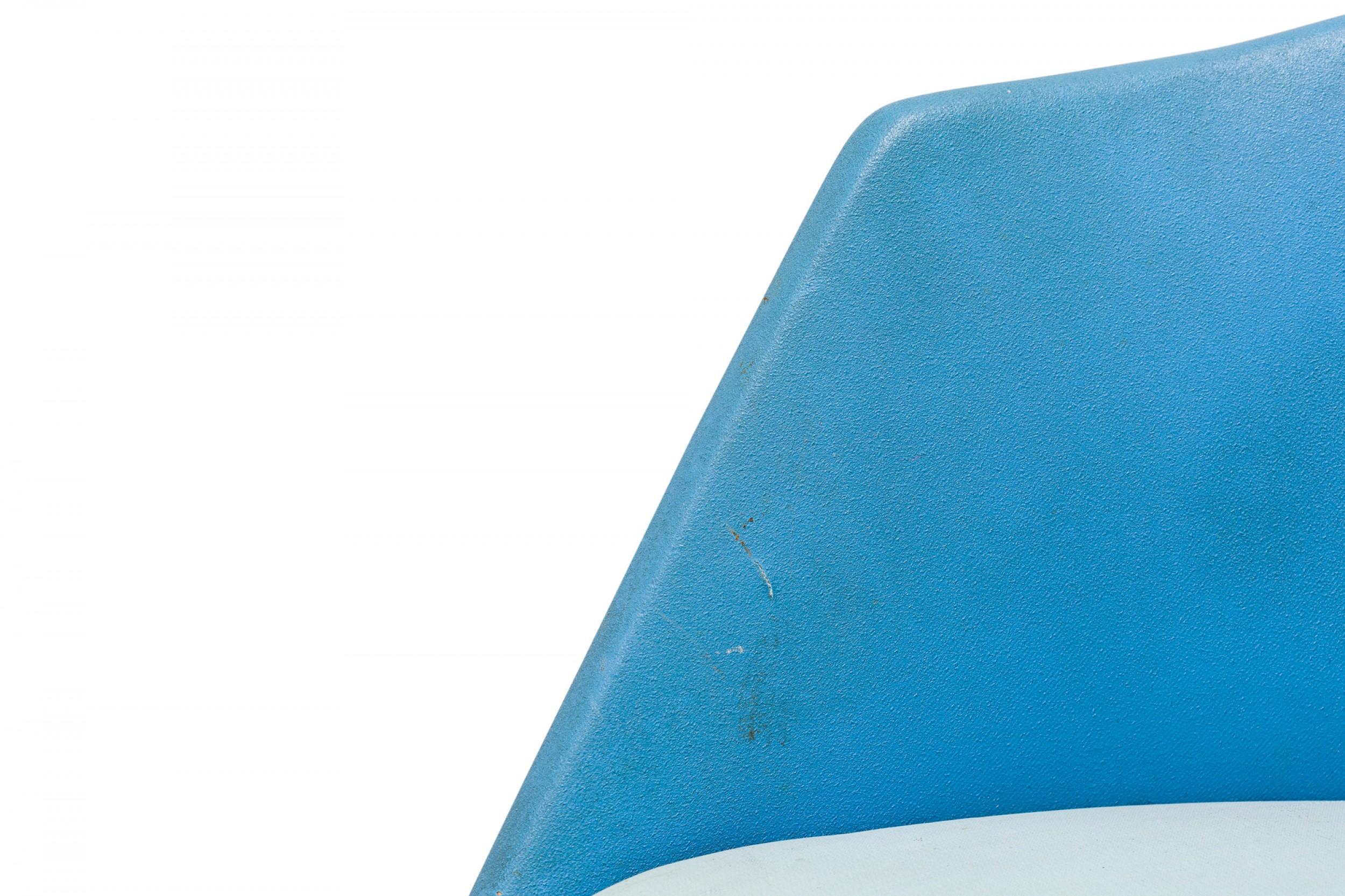 Chaise de bureau pivotante en vinyle bleu Norman Cherner pour Plycraft en vente 1