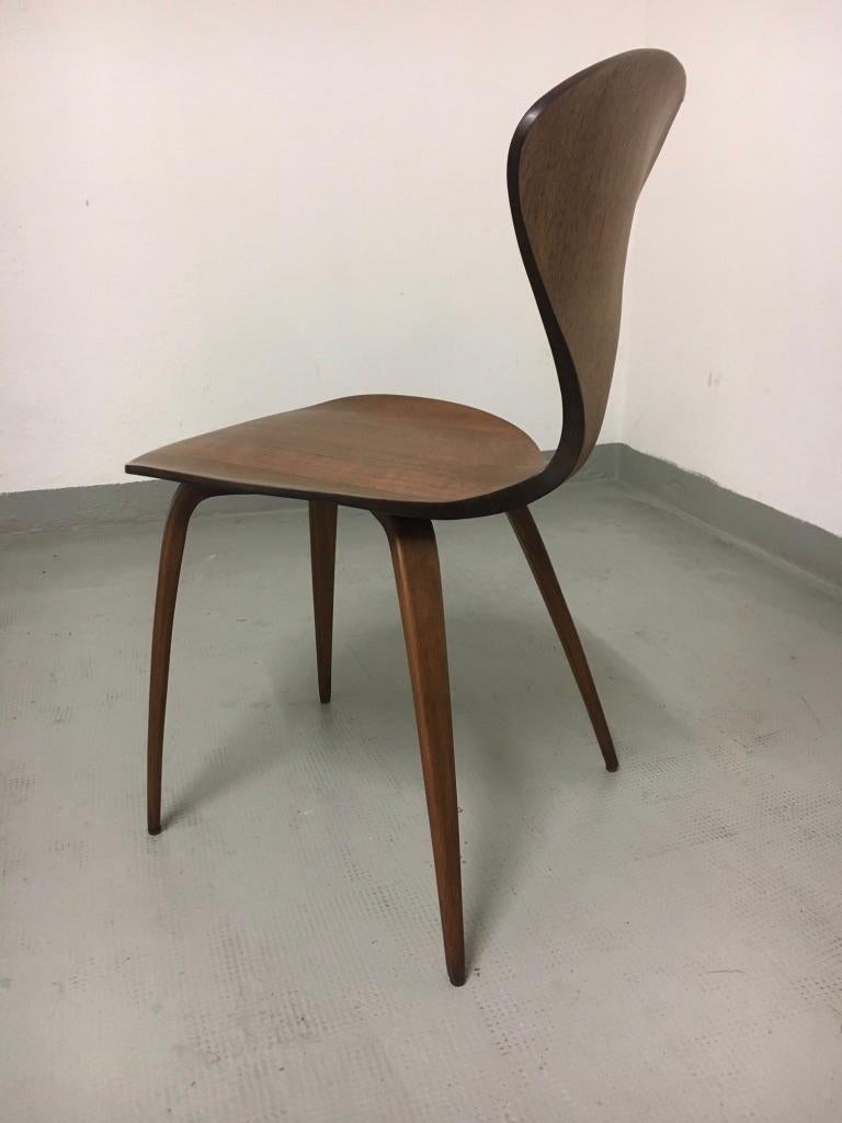 Vintage bentwood walnut chair by Norman Cherner produced by Playcraft, US circa 1950s.
Born in Brooklyn New York in 1920, Norman Cherner's designs are part of the iconography of mid-20th Century furniture design. 
Trained in the Bauhaus tradition,