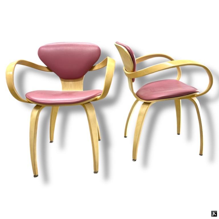 Set di 4 poltrone di metà secolo di Norman Cherner Plycraft. Le sedie hanno un design classico con finitura bionda originale. Le sedie sono resistenti e leggere. Gli schienali presentano una serie di curve e angoli che conferiscono la caratteristica