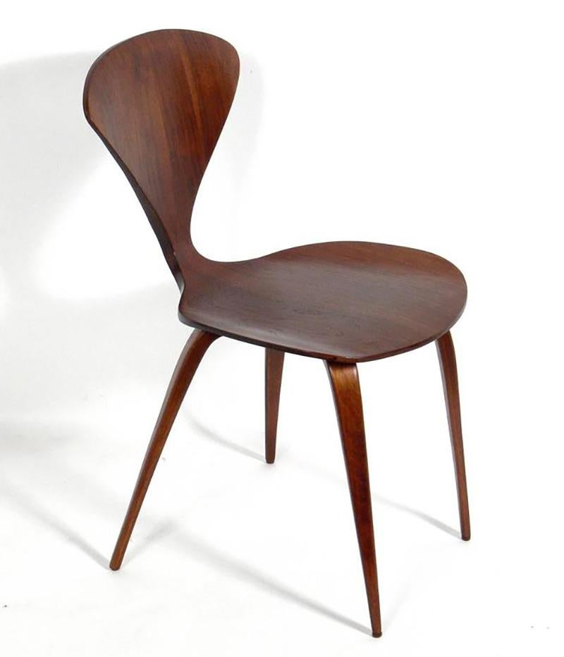 Set di 6 sedie da pranzo scultoree, disegnate da Norman Cherner per Plycraft, Stati Uniti, anni '50 circa. Attualmente sono in fase di rifinitura e quando saranno finite avranno un aspetto fantastico. Consulta le altre inserzioni di 1stdibs se