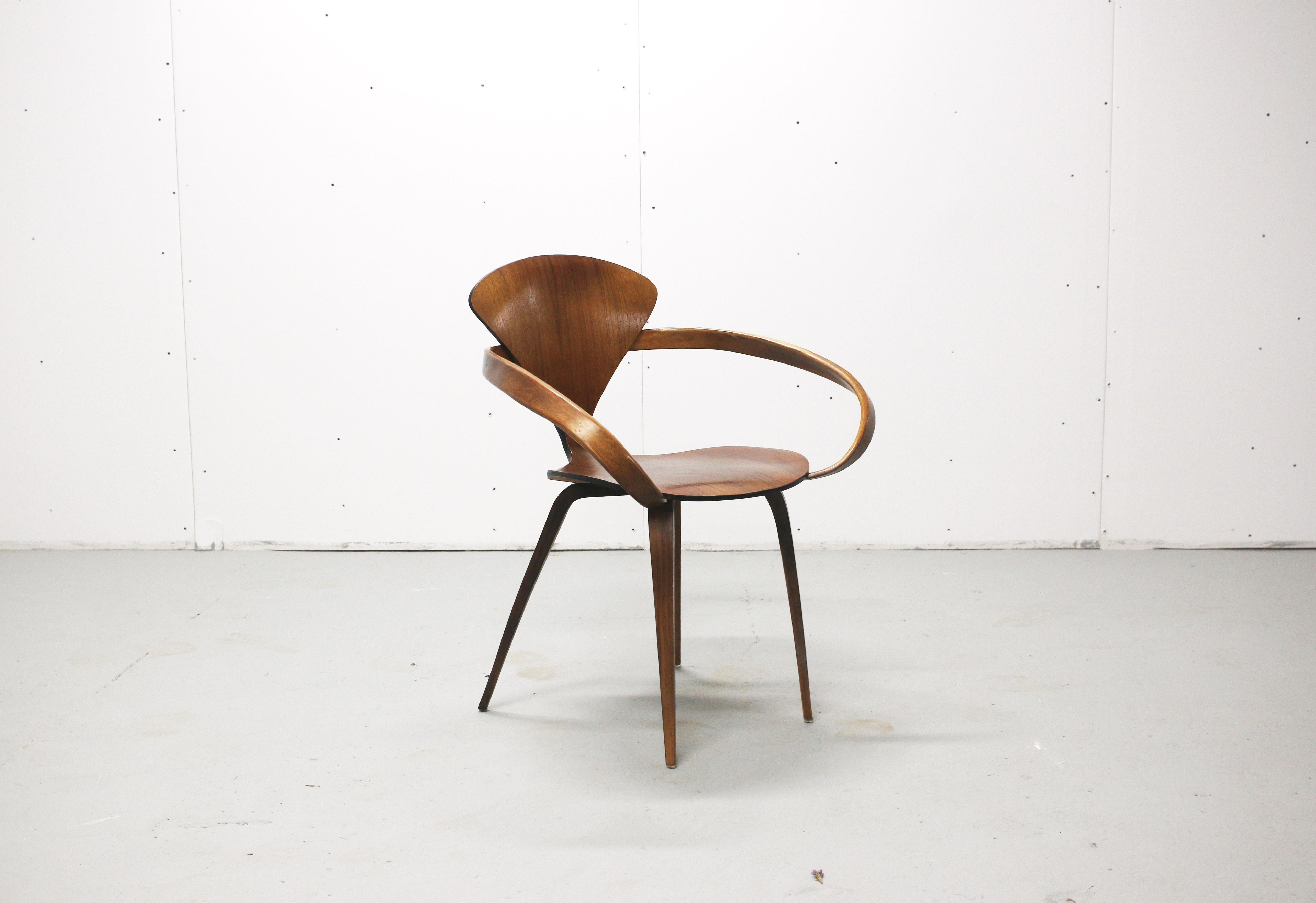 An original Norman Cherner pretzel dining chair, made by Plycraft, USA in the 1960s. Bentwood frame. Great vintage condition, minor signs of use and wear. 

  