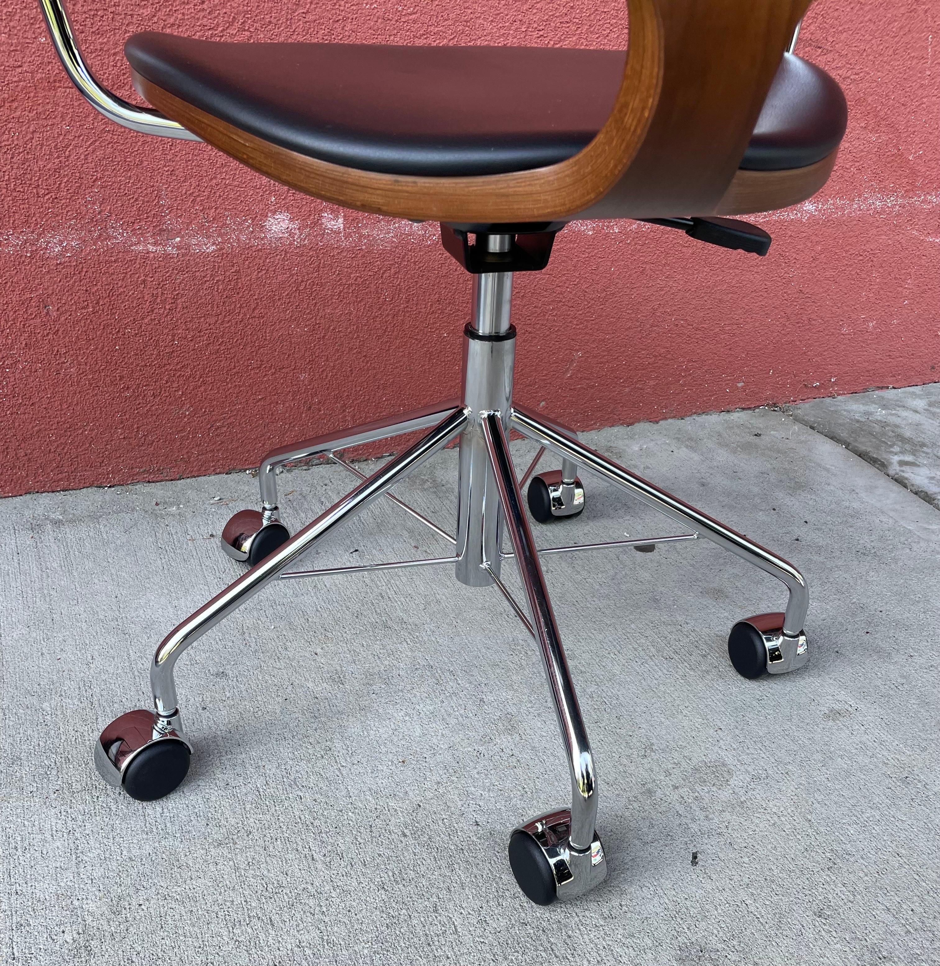Desk Chair by Norman Cherner in Walnut Chrome Base Black Leather Seat & Back In Good Condition In Bedford Hills, NY