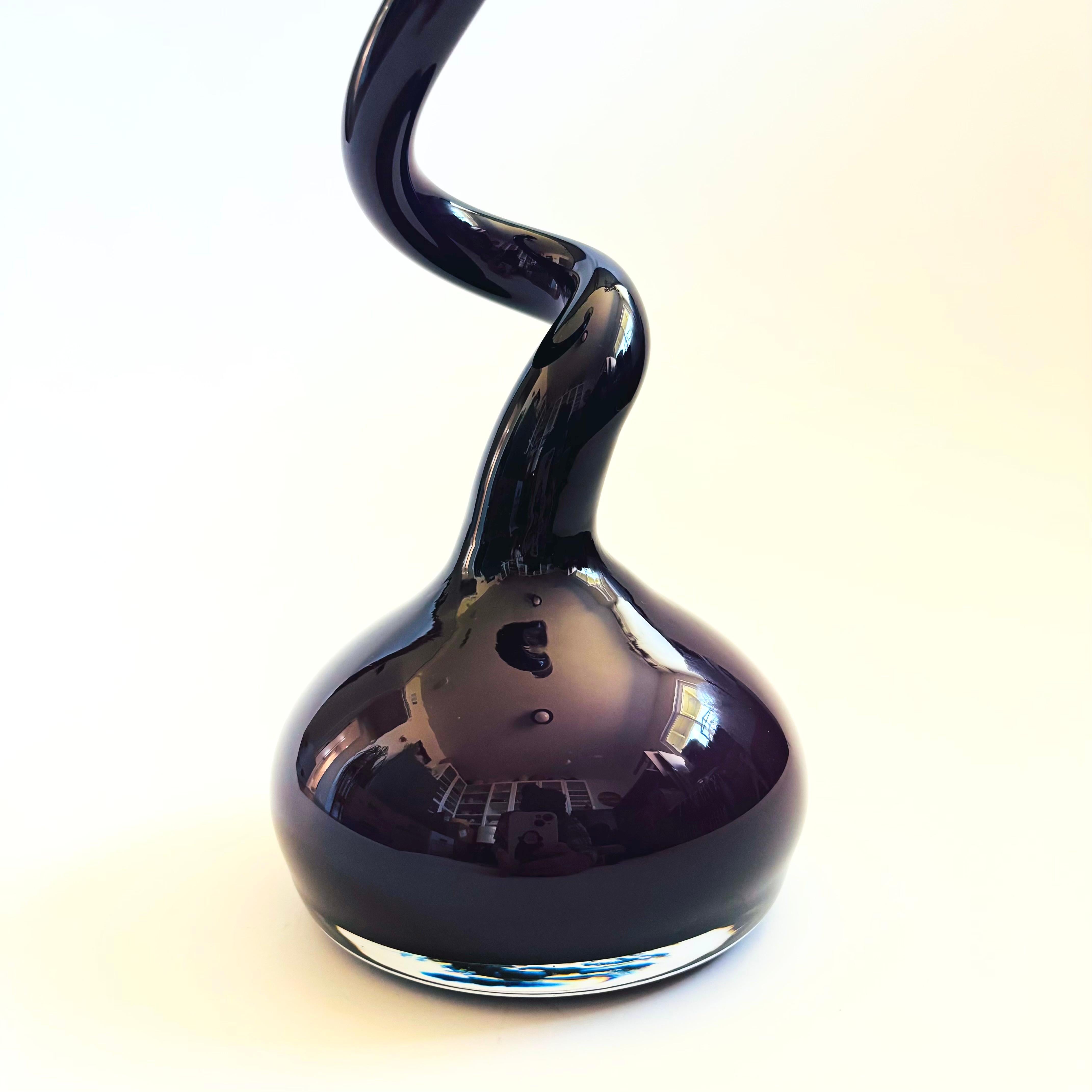 Mid-Century moderno Vaso Swing in vetro incamiciato viola di Norman Copenhagen in vendita