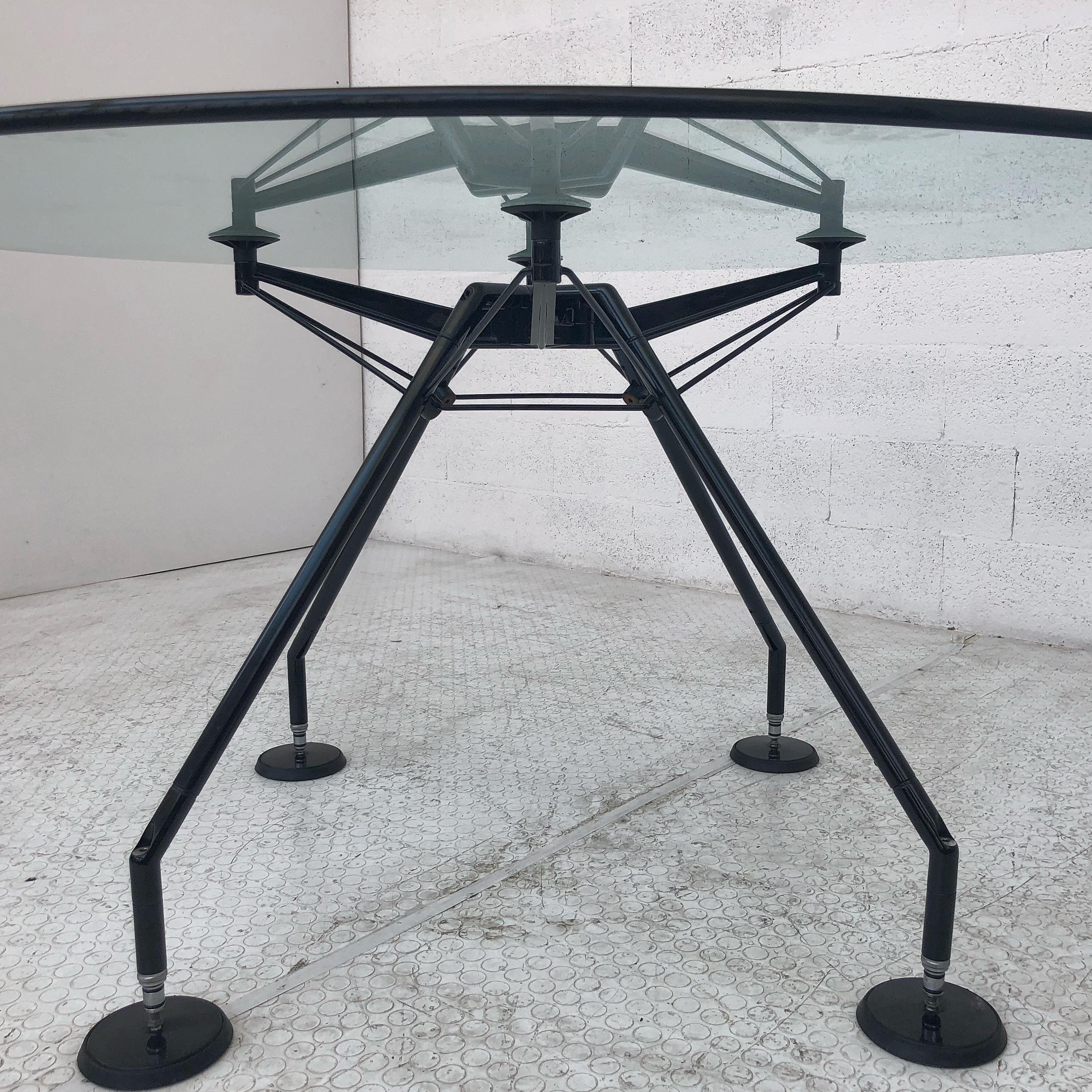 Norman Foster, runder Tisch aus schwarzem Aluminium und Glas, Nomos, für Tecno, 1988 (Postmoderne) im Angebot