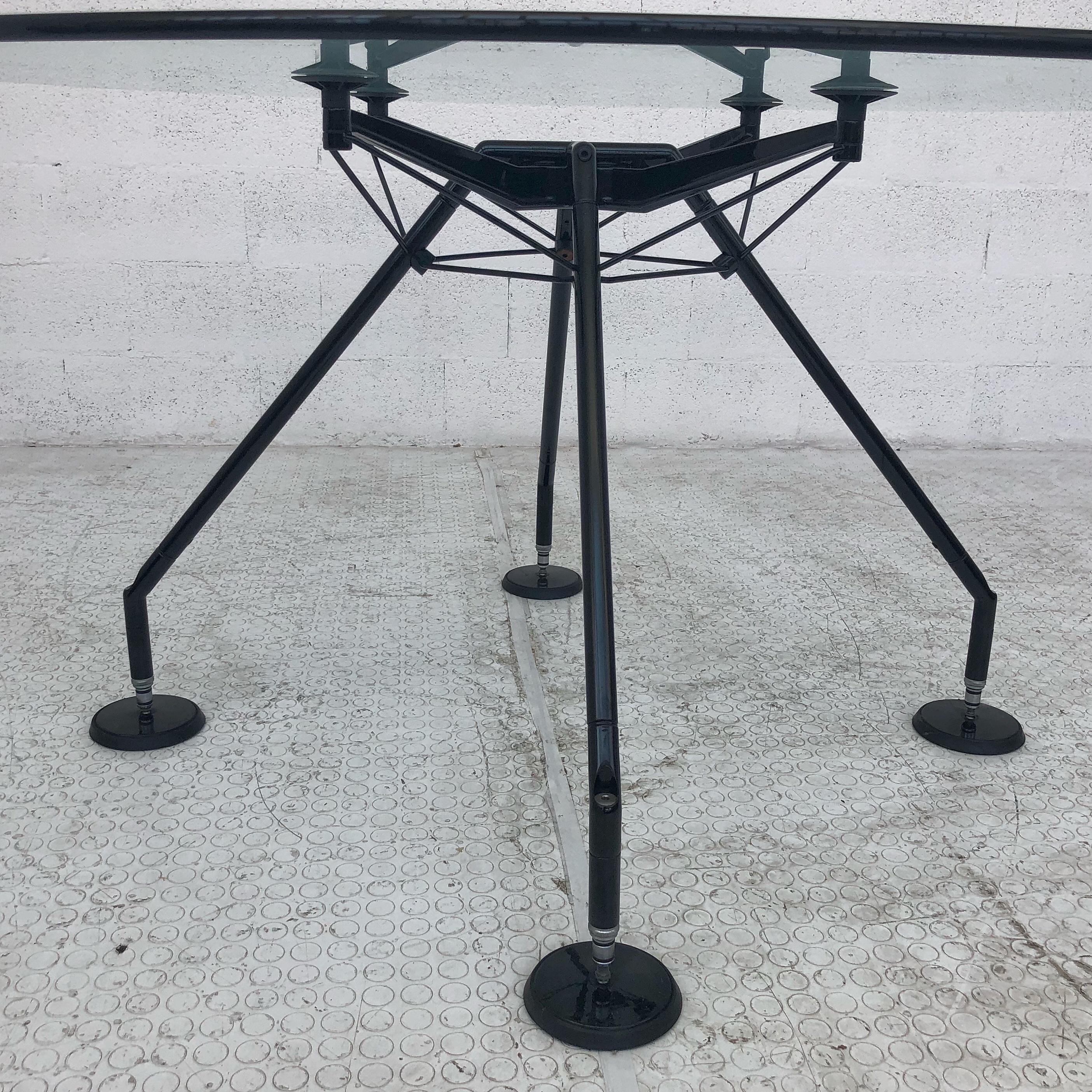 Norman Foster, runder Tisch aus schwarzem Aluminium und Glas, Nomos, für Tecno, 1988 (Italienisch) im Angebot
