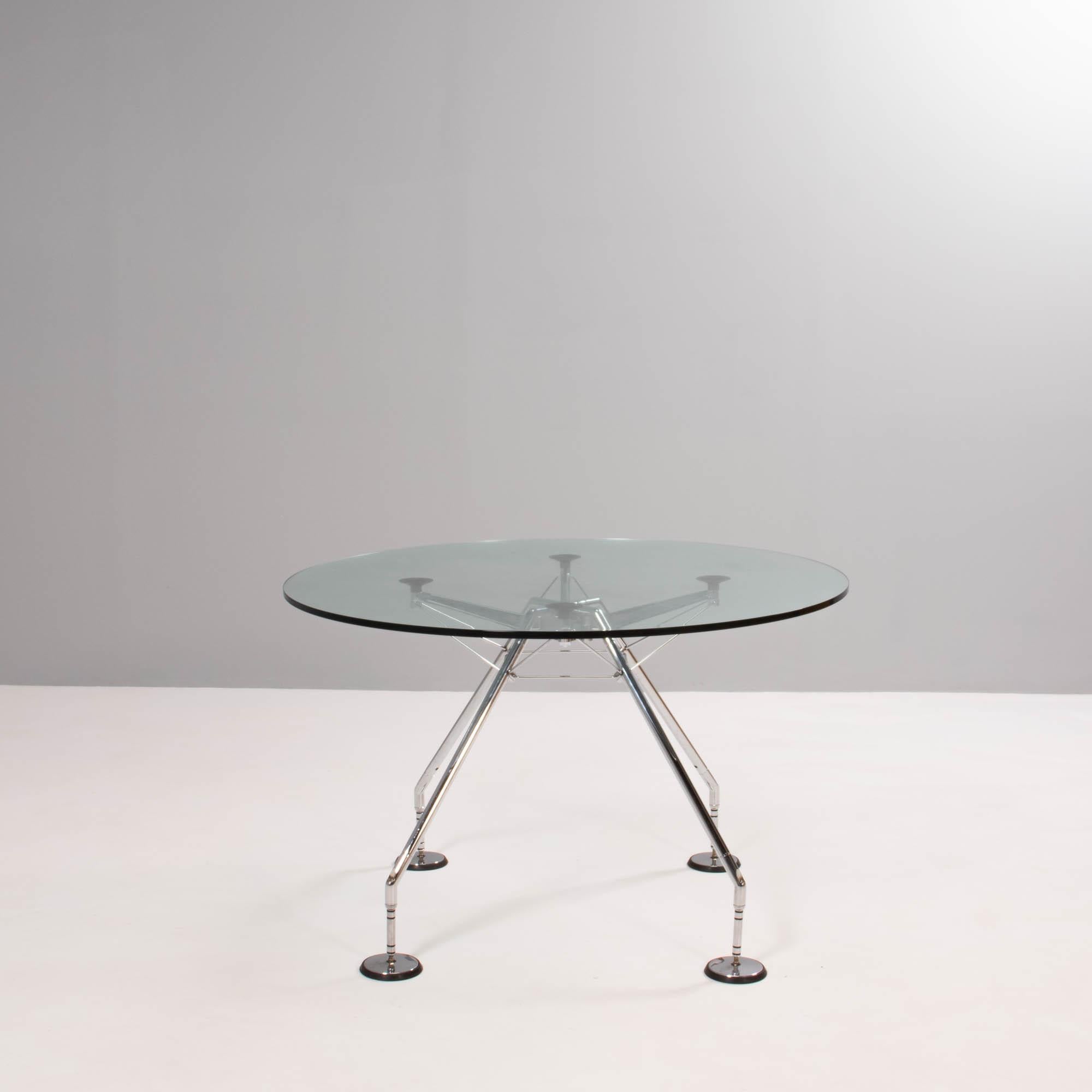 Conçue à l'origine par Sir Norman Foster en 1986, la table Nomos présente une esthétique industrielle post-moderniste.

Conçue comme un squelette zoomorphe, la base est le véritable point focal du design, et le plateau en verre transparent permet